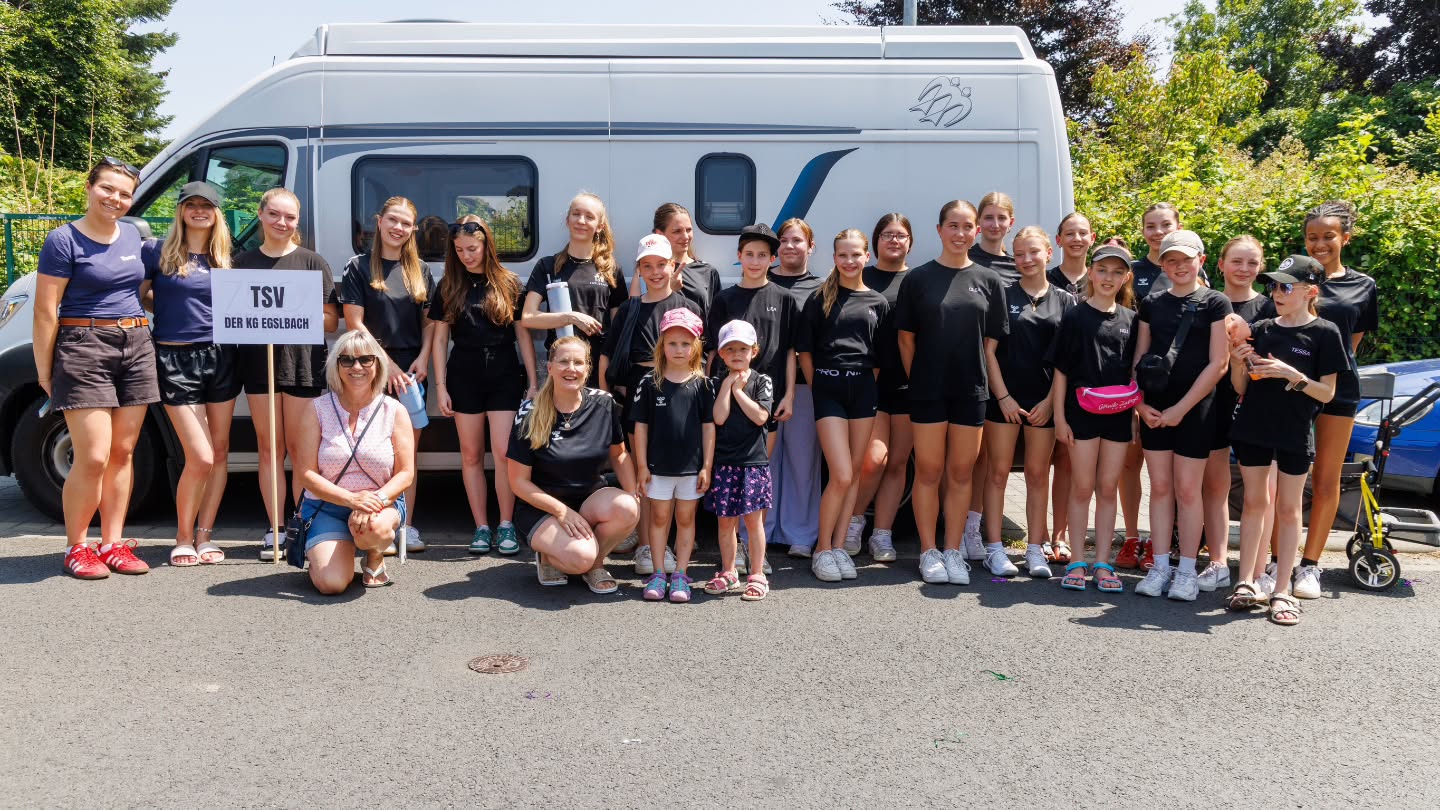 🎉 750 Jahre Egelsbach – wir waren dabei! 🎉
⠀
Am Wochenende hat der TSV der KG Egelsbach mit rund 30 Tänzerinnen am großen Festumzug zur 750-Jahr-Feier unserer schönen Gemeinde teilgenommen. 💃☀️
⠀
Trotz der großen Hitze haben wir mit viel Freude und Teamgeist gefeiert und getanzt – ein echtes Highlight für uns alle! 🥳
⠀
Ein riesiges Dankeschön an die Anwohner, die uns mit Gartenschläuchen und Wasser versorgt und für Abkühlung gesorgt haben – ihr seid die Besten! 💦💚
Danke für die Bilder an @webcheffe
⠀
#TSVEgelsbach #750JahreEgelsbach #Karneval #Tanzliebe #Gemeinschaft #DankeEgelsbach #umzug2025