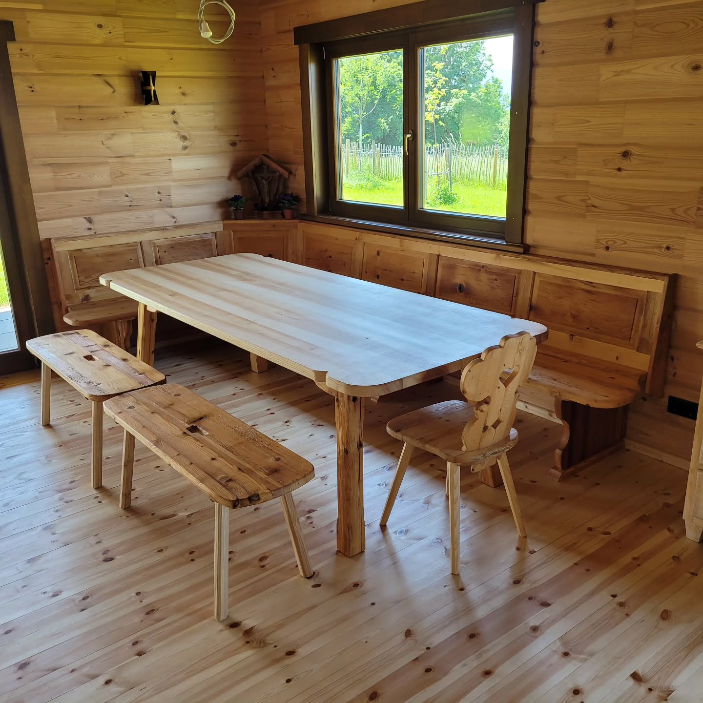 Eckbank und Bänke aus Altholz mit Kerneschetisch
gebürstet und geölt