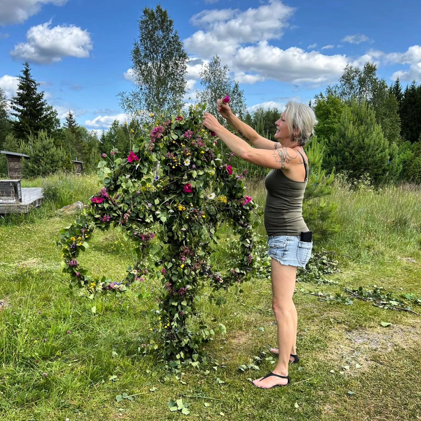Celebrating "midsommar" im Sweden, with @johanskullman of JOSExperience as part of the Global Bushcraft Symposium's extended program.
This is a big deal over here, and I'm going all in! 🌞🐸
#globalbushcraftsymposium #midsommar2025