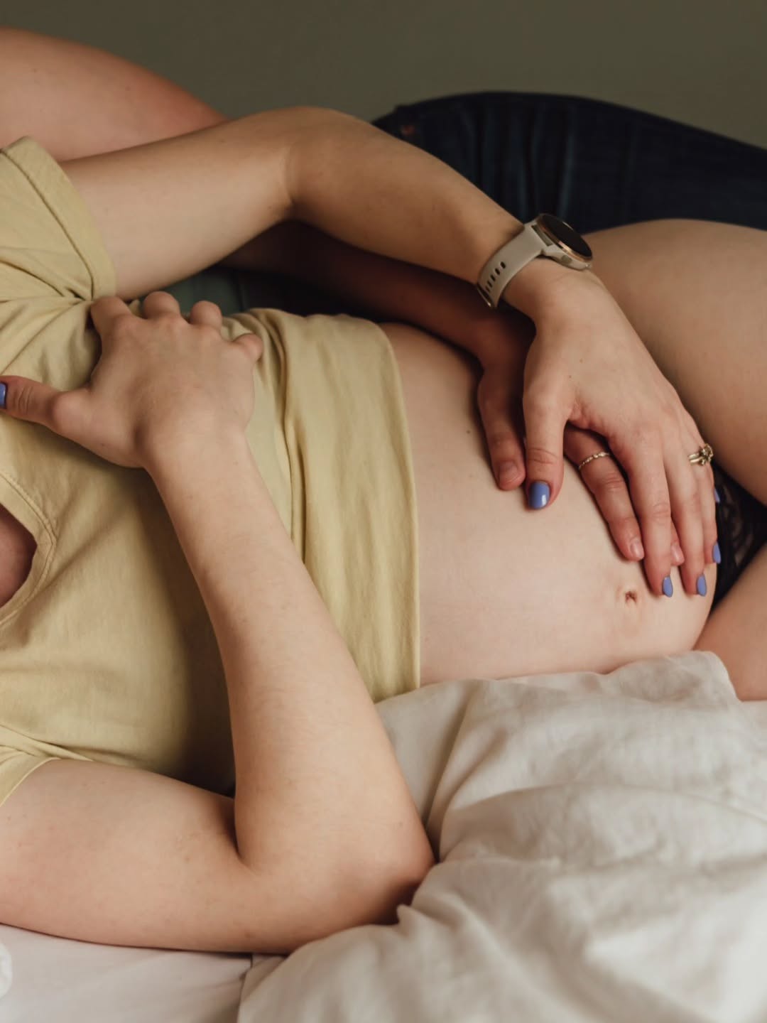 מחשבות ברומו של עולם בבוקר מוזר ו"שגרתי"- נראה לי שאנחנו היצורים הכי סתגלנים שיש בטבע.
המעברים החדים האלה מסכנה להכל כרגיל, זה משהו שבכלל אפשר או צריך להתרגל אליו?
להרגיש כל הזמן במן כוננות, כל צליל מקפיץ, אולי זה מתחיל שוב? לשלוח אותם, לא לשלוח אותם?
משבוע של סכנה קיומית לקבל הודעה ב8 בערב שמחר הכל כרגיל חזרה לשגרה, וזה לא משנה מה קרה פה היום בבוקר..
המחשבות הלא הגיוניות שרצות לכל אדם, והורה בפרט, במדינה הזאת בוודאות לא עוברות בראש לאנשים במקומות אחרים.
הציפייה הזאת של לקום בבוקר אחרי כמעט שבועיים קיצוניים ולשדר עסקים כרגיל מכל הבחינות, זו באמת הזייה שכנראה למדנו לחיות איתה, או לפחות מנסים כי זה מה שמצופה מאיתנו.
אז אחרי ניתוק כפוי, כנראה גם אני מצפה מעצמי לחזור.
ואולי זה דווקא טוב? להכריח את עצמנו בכל זאת לחפש נורמליות, שגרה ויופי גם במצבים שממש קשה למצוא אותם.
לא הגעתי למסקנה...
.
.
.
.
.
.
..
.
.
.
.
#ayalabarak_photography #all_israel
#צילומיהיריוןבטבע #היריוןולידה #היריון #נשים #נשיות #אישה #הריון #ילדיםזהשמחה
#הריוןולידה
#הריוןולידה🤰
#eyemamaproject #lookslikefilm #portaitpage #unraveledacademy #mamaandthestars #pragnancyphoto
#pictime_us #catfishday_ii