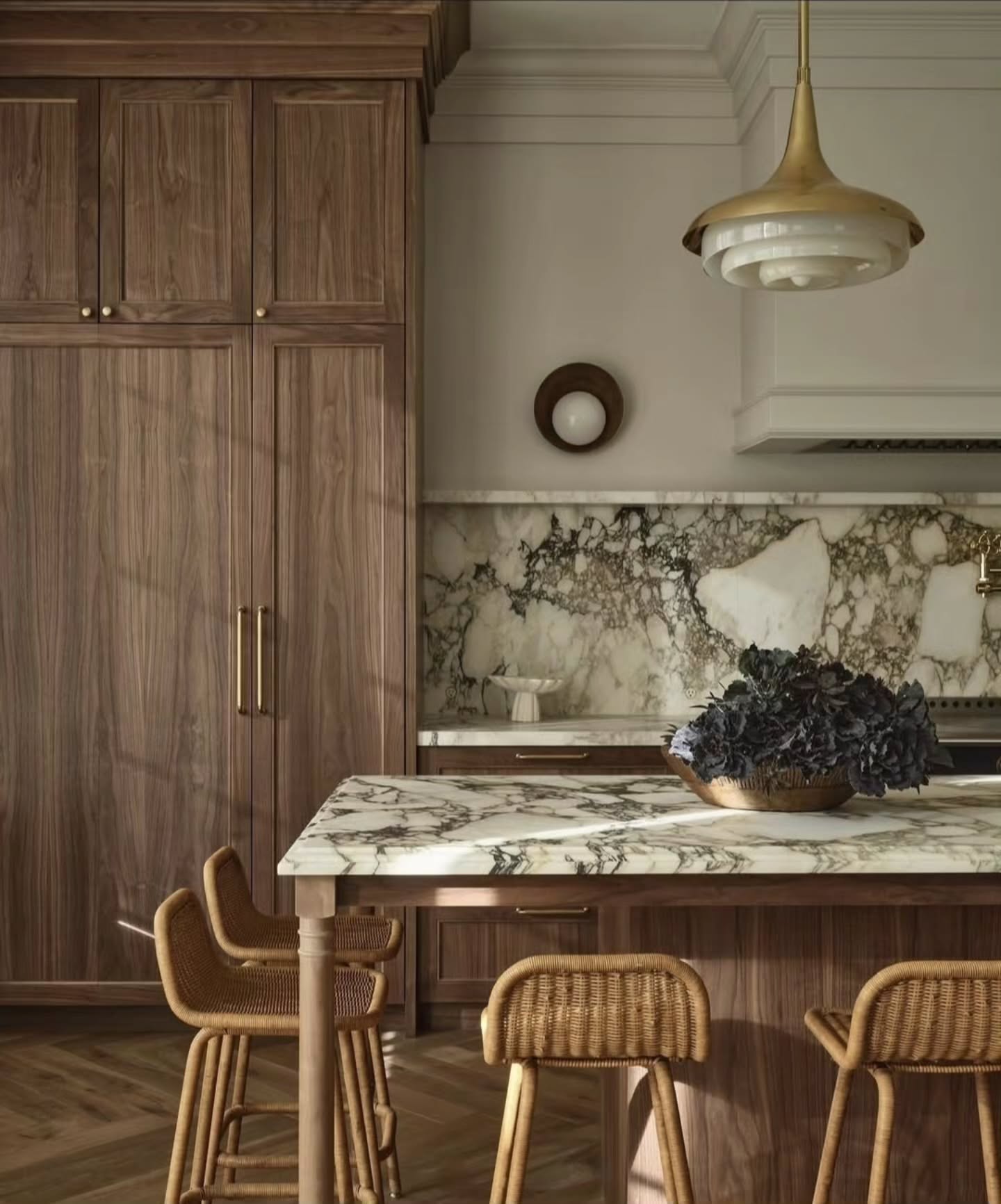 INSPIRATION: Beautifully designed kitchen by @lauren_nelson_design The warm tones, textures, and details are impeccably paired to create an inviting and tranquil space.