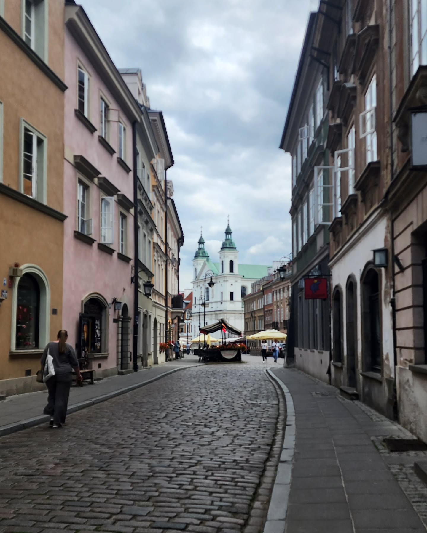 Ulica Freta in Old Town in Warsaw in June and in January. Both so beautiful but I'll take June.
.
.
#Poland #Warsaw