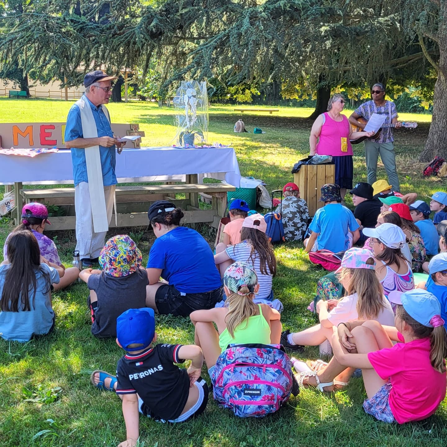 Clap de fin ...
Pour clôturer cette année scolaire,nous nous sommes retrouvés au parc Bourrit en fin de matinée pour la célébration des Mercis et notre, maintenant, traditionnel pique-nique.
Cet après-midi,nous avons célébré les GS et les CM2.
Cette journée fut également l'occasion de dire " au revoir" à Corinne, notre LEME, à Nawal et à Céline.
Nous leur souhaitons bonne continuation et épanouissement dans leurs projets futurs.
#enseignementcatholique #ecolecatholique