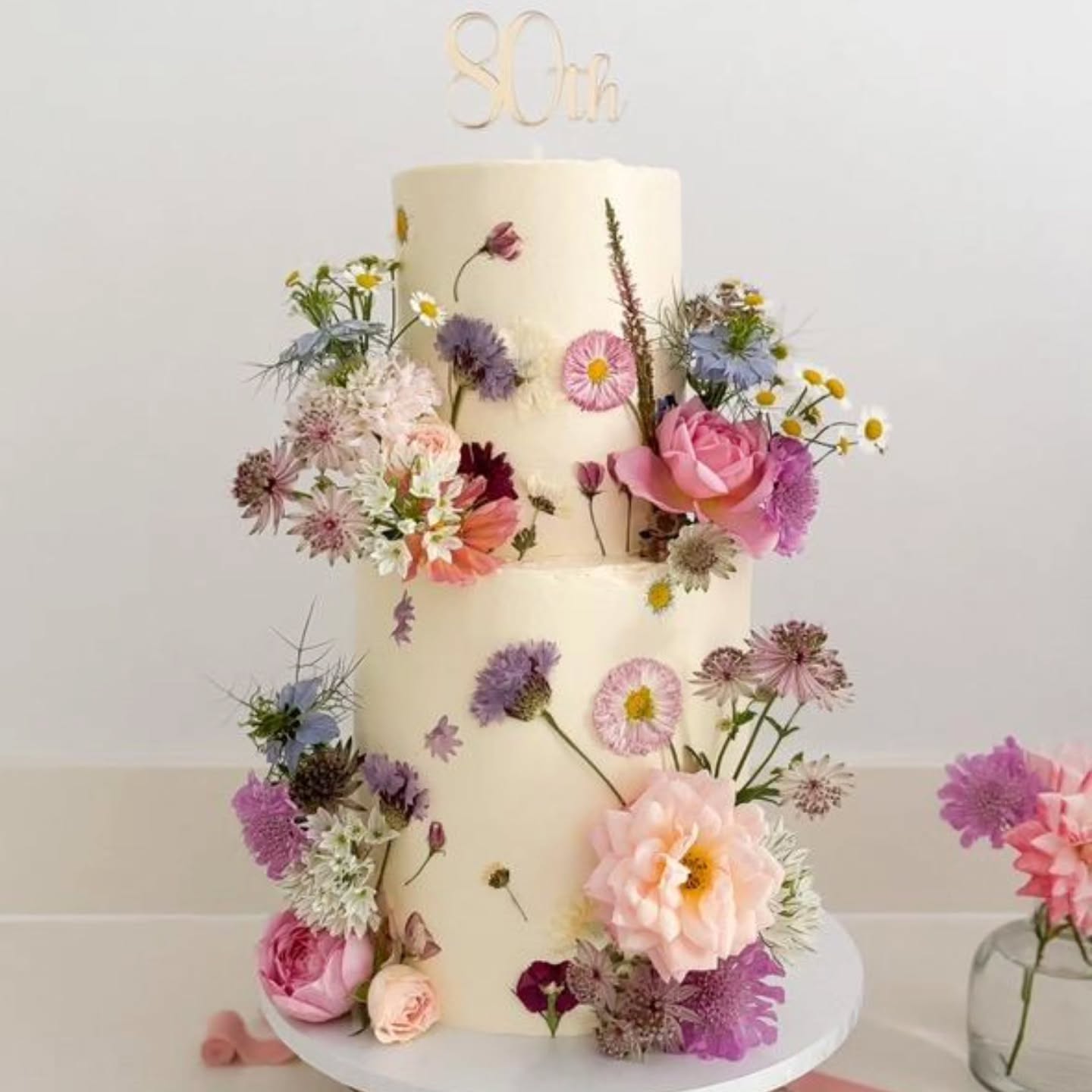 This beautiful 2-tier birthday cake by @carascreativecakes is a true masterpiece - decorated with a selection of our pressed edible flowers and fresh florals to match.
The soft pinks and lilacs look so delicate together, a truly delightful work of art!
🩷Thank you to Cara for sharing the photos, I have so much admiration of your talents🩷
#edibleart
#pressedflowercake
#floralcake
#birthdaycake
#britishflowers
#realflowers
#pressededibleflowers
#cakeart