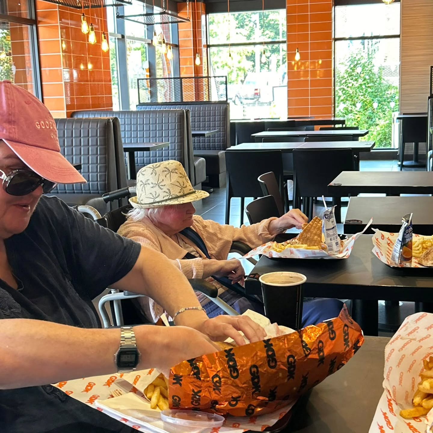 A delicious treat for our lovely residents today – kebab and chips all around! 🥙🍟
At Ashton Care, we believe in making every day special, and nothing brings smiles like good food and great company. 💛
#AshtonCare #FoodTreats #MakingMemories #KebabDay