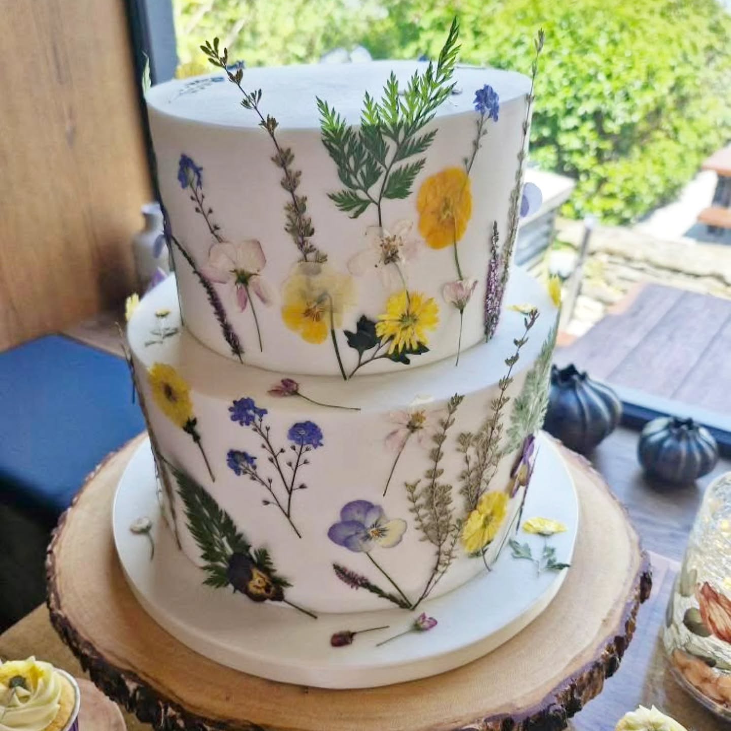 🌼Wildflower dreams on a cake🌼
Delicate blooms in soft pastel shades of blue and yellow - this cake is like a summer day, soft, golden and full of joy!
Featuring a selection of our pressed edible flowers - Violas, Forget me nots, Crabapple and Thyme.
Baked and beautifully crafted by Caroline of @cakesbycarolineb - thank you so much for sharing this wonderful pic 💕
#wildflowercake
#pressedflowercake
#pressededibleflowers
#cakedesign
#cakeart
#cakedecorating