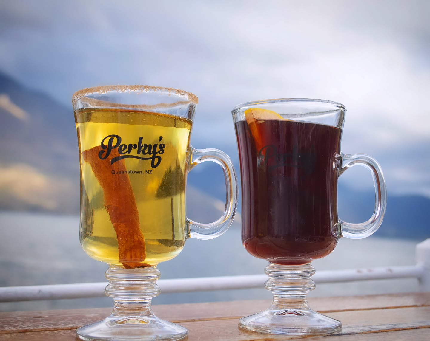 Post-slope pick-me-up at Perky’s ⛷️⛵️
Mulled wine, hot apple pie cocktails, and that unbeatable view. Settle in, warm up, and let the evening begin!🍷🔥