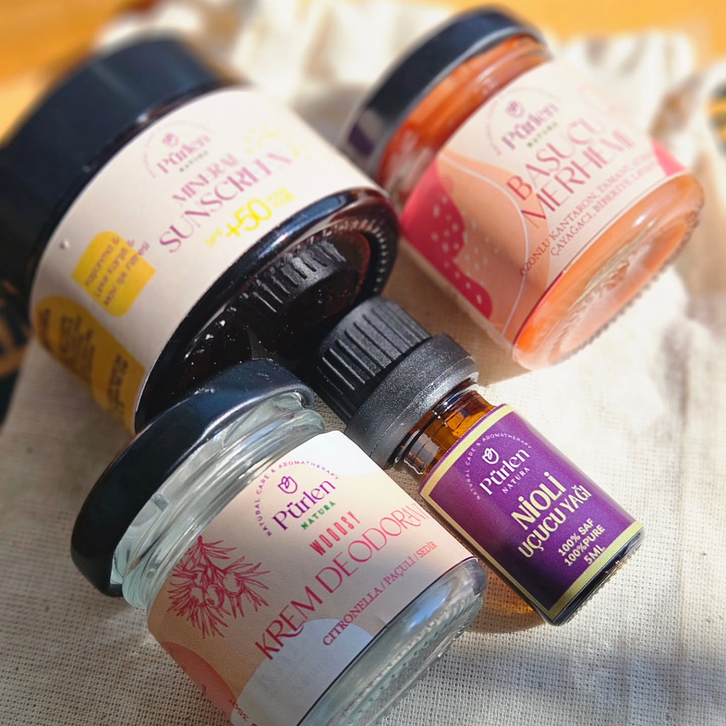 🌞 Pürlen NATURA Seyahat Seti
Tatilin tadını doğanın gücüyle çıkarın! Sizi ve sevdiklerinizi koruyacak, cildinize iyi gelecek tamamen doğal içerikli ve KONSANTRE setimiz hazır!!
💛 Micno Patentli %100 Doğal Mineral filtreli güneş kremi:
Micno patentli çinko oksit ile güçlü ve güvenilir mineral koruma sağlarken; nar çekirdeği yağı, ROUCOU yağı, lavanta esansiyel yağı ile cildinizi besler, nemlendirir ve yumuşacık bir his bırakır. Kimyasal filtre içermez.
Bebekler, hamileler, emziren anneler GÜVENLE kullanabilir.
Rosacea ciltler için yatıştırıcı, onarıcı bileşenler içerir.
🌿 Nioli uçucu yağı:
ANTIBAKTERIYEL özelliği ile 👇🏻
Mantar enfeksiyonları, idrar yolu enfeksiyonları için doğal bir kalkan oluşturur.
Böcek ve sineklere karşı seyreltilerek kullanılabilir.
💚 Başucu merhemi:
Ozonlu kantaron, at kestanesi, hava civa yağı gibi güçlü onarıcı yağlar ile güneş sonrası hassasiyetlere, küçük tahrişlere ve kızarıklıklara birebir. Doğanın şifasını hissedin.👌🏻
🌸 Krem deodorant:
Sentetik içermeyen formülü, güçlü uçucu yağlar ve ter kokusunu engelleyen doğal karışımlarla gün boyu taze kalmanıza yardımcı olur.
🌿 %100 doğal ve el yapımı💪🏻
🌿 Hayvanlar üzerinde test edilmemiştir👍🏻
🌿 Çevre dostu ambalaj💜
👉 Tatilin vazgeçilmezi bu set için DM’den ya da 05059340396 WhatsApp hattımızdan bize ulaşabilirsiniz.
🫰Muhakkak ihtiyacınız olacak olan bu gönderiyi BEĞEN, KAYDET, PAYLAŞ 💞
#purlennatura #dogalkozmetik #temiziçeriklikozmetik #mineralfiltreligüneşkremi #mineralfiltre #HassasCiltler #rosace #rosacea #doğaldeodorant #hassasciltler #micno #kremdeodorant