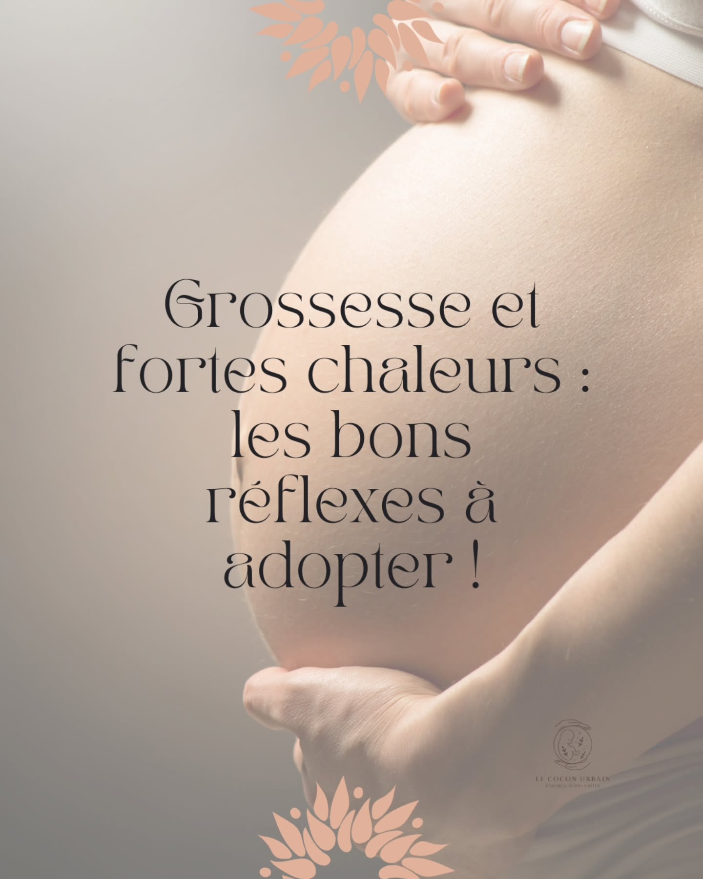 ⚠️ Fortes chaleurs et grossesse : vigilance recommandée
En période de canicule, le corps d’une femme enceinte est soumis à un stress thermique plus important.
Cela peut augmenter les risques de déshydratation, de baisse de tension, de fatigue excessive, voire de contractions précoces.
👉 C’est pourquoi il est essentiel de :
Boire régulièrement, même sans sensation de soif.
Éviter les sorties entre 11h et 16h.
Porter des vêtements légers, respirants.
Surélever les jambes si vous ressentez une sensation de lourdeur.
Et surtout : écouter votre corps et ralentir le rythme.
💡 Prenez soin de vous, reposez-vous autant que nécessaire. Votre bien-être est aussi celui de votre bébé. ❤️