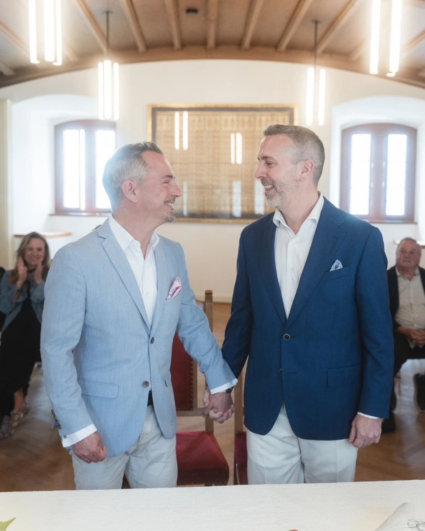 📸 "Nur ihr zwei – und der Moment, der alles verändert." 💍
Ob groß gefeiert oder im kleinen Kreis: Zivile Hochzeiten haben ihren ganz eigenen Zauber. Kein Stress, kein Protokoll – nur echte Emotionen und zwei Menschen, die Ja sagen.
Diese Fotos stammen von einer standesamtlichen Trauung, bei der ich Tränen, Lachen und ganz viel Liebe festhalten durfte. 💫
✨ Der Moment, wenn die Tür zum Trausaal aufgeht.
✨ Der Blick, der alles sagt.
✨ Das erste gemeinsame Foto als Ehepaar – zeitlos, echt, unvergesslich.
💬 Plant ihr gerade eure standesamtliche Trauung?
Ich halte genau diese kleinen, großen Momente für euch fest – ganz ungestellt, ganz ihr.
📆 Schreibt mir für euer Wunschdatum – die schönsten Geschichten beginnen oft im Standesamt. 🤍
#zivilehochzeit #standesamtliebe #hochzeitsfotografin #heiraten2025 #echteliebe #emotionalehochzeitsfotosi #hochzeitsfotografbern #hochzeitsfotografschweiz #loveislove