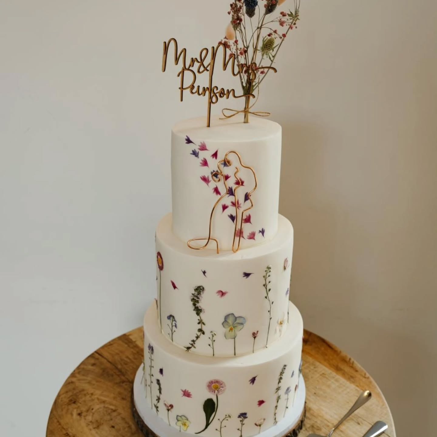 🪻A floral moment comes to life🪻
This stunning 3 tier wedding cake was decorated with our pressed edible flowers and delicate petals - a perfect mix of blooms and romantic detail.
Huge thanks to the lovely bride for sharing these beautiful pictures, including that unforgettable moment of cutting the cake together 💕 Wishing you both a lifetime of love and happiness 💍🍰
#weddingcakes
#weddingcakeinspiration
#floralcake
#realwedding
#edibleflowercake
#pressededibleflowers
#pressedflowercake