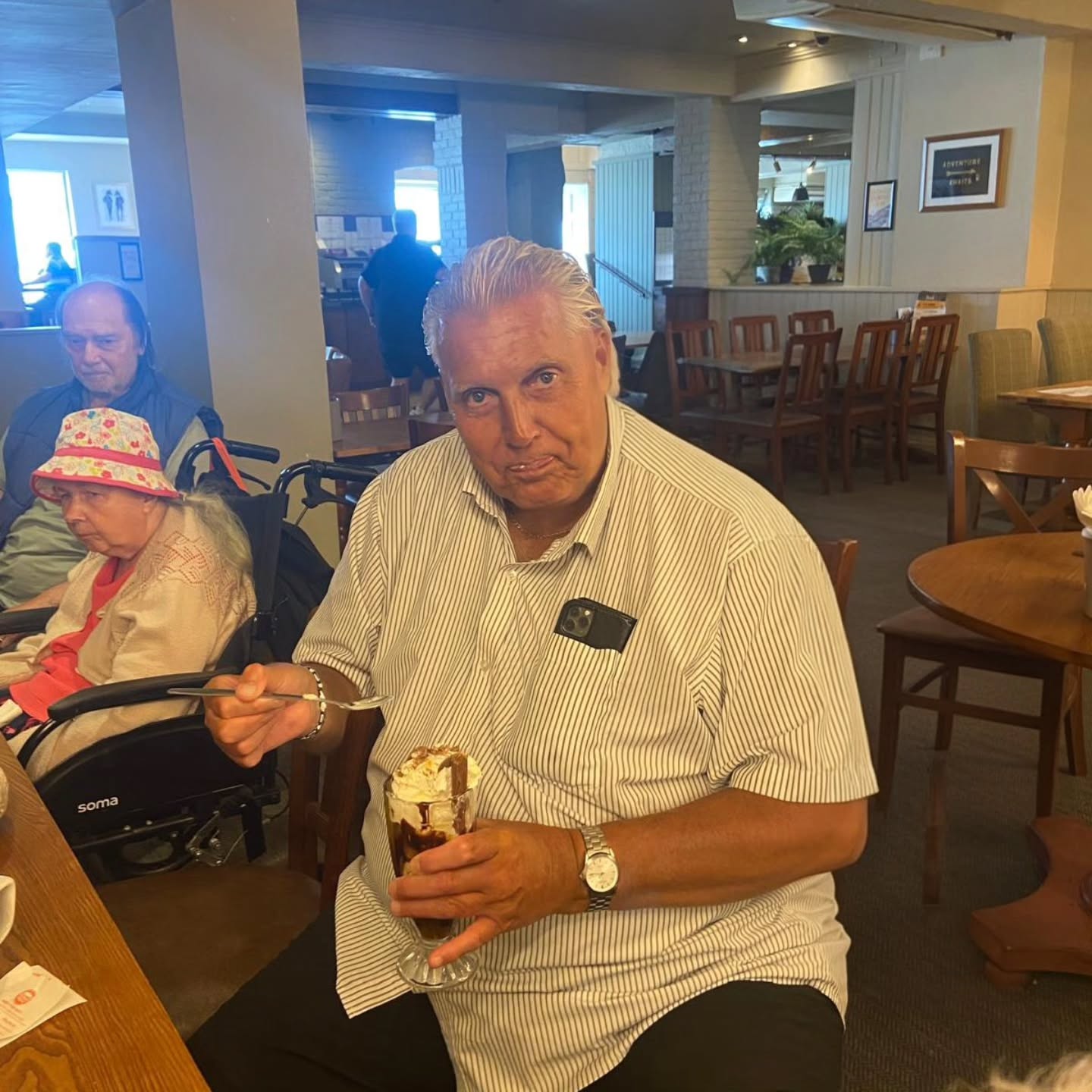 ☀️ What a wonderful day out with our amazing residents — making the most of the sunshine with some crazy golf fun and a treat of delicious ice cream! ⛳🍦 Laughter, fresh air, and smiles all around 😄💛 #AshtonCare #MakingMemories #SummerFun #QualityCare