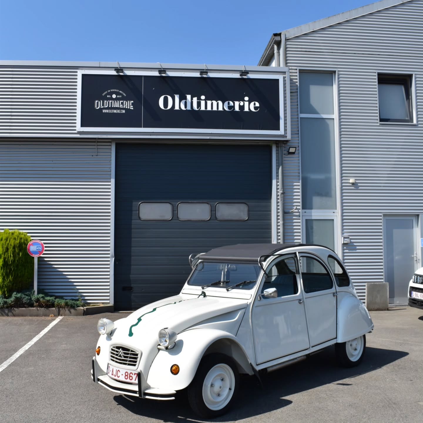 Encore un chouette projet terminé chez Oldtimerie✨✨
Citroën 2cv ''perrier''.