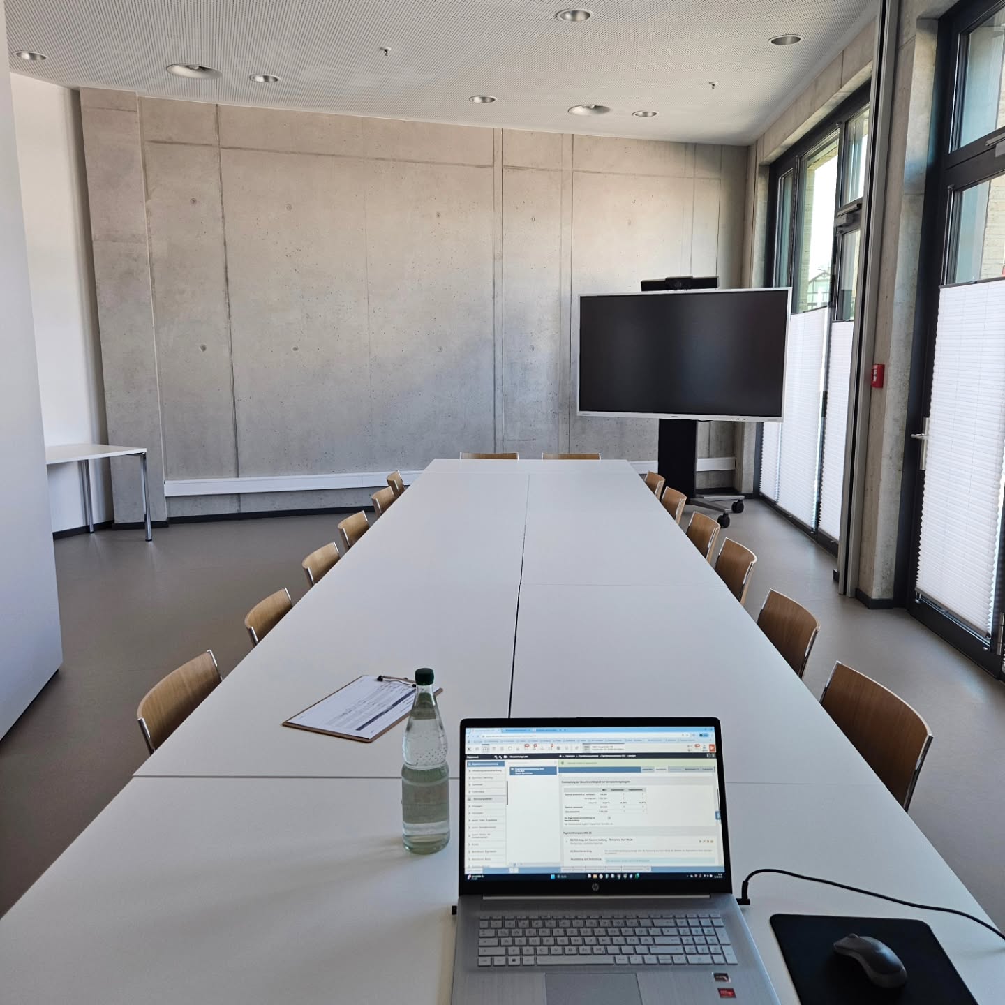 Eigentümerversammlungen bei uns in Oberau – modern, professionell & flexibel!
Unsere Versammlungen finden in unseren hochwertig ausgestatteten Räumen in Oberau statt.
🏢 Für Objekte außerhalb unseres Radius organisieren wir selbstverständlich passende Locations – stets mit modernster Technik ausgestattet.
💻 Hybride Teilnahme? Kein Problem! So können alle Eigentümer bequem vor Ort oder digital teilnehmen.
👉 Verlassen Sie sich auf eine reibungslose Organisation und professionelle Durchführung – ganz gleich, wo Ihre Immobilie liegt.
#Immobilienverwaltung #Eigentümerversammlung #Hausverwaltung #Oberau #Immobilienservice #DigitalUndVorOrt #HybridMeeting #Immobilienkompetenz #Immobilieneigentümer #VerwalterAlltag #Wohnungseigentum #VerwaltungMitZukunft #SmartVerwalten