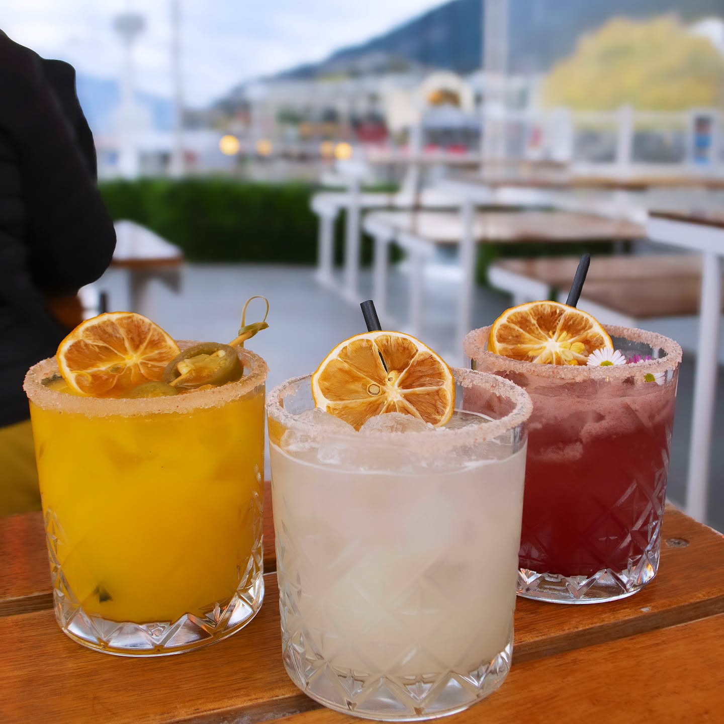 After the last chairlift and before the night unfolds, our Classic , Chilli Mango, and Winter Berry margaritas hit the spot 🎿🍸
The best runs always end with a good drink, so why not have it on a boat with a lakeside view? 🌊✨