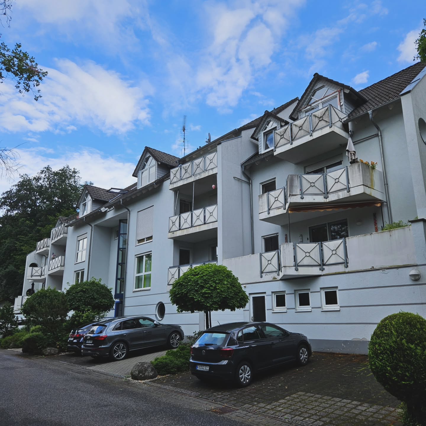 🔄 Wechsel der Hausverwaltung – ein frischer Blick auf Bewährtes!
🏢 Heute stand die Objektbesichtigung mit dem Verwaltungsbeirat auf dem Programm. Im persönlichen Austausch konnten wir wichtige Themen besprechen, Bedarfe identifizieren und gemeinsam erste Ziele definieren.
🤝 Eine vertrauensvolle Zusammenarbeit mit dem Beirat ist für uns der Schlüssel, um nachhaltige Lösungen und eine ordnungsgemäße Verwaltung sicherzustellen.
🎯 Gemeinsam gestalten wir die Zukunft der Gemeinschaft – strukturiert, lösungsorientiert und mit einem offenen Ohr für Ihre Anliegen.
#wfvHausverwaltung #Objektbesichtigung #Verwaltungswechsel #Beirat #Gemeinschaft #WEGVerwaltung #Immobilienverwaltung #Altenstadt