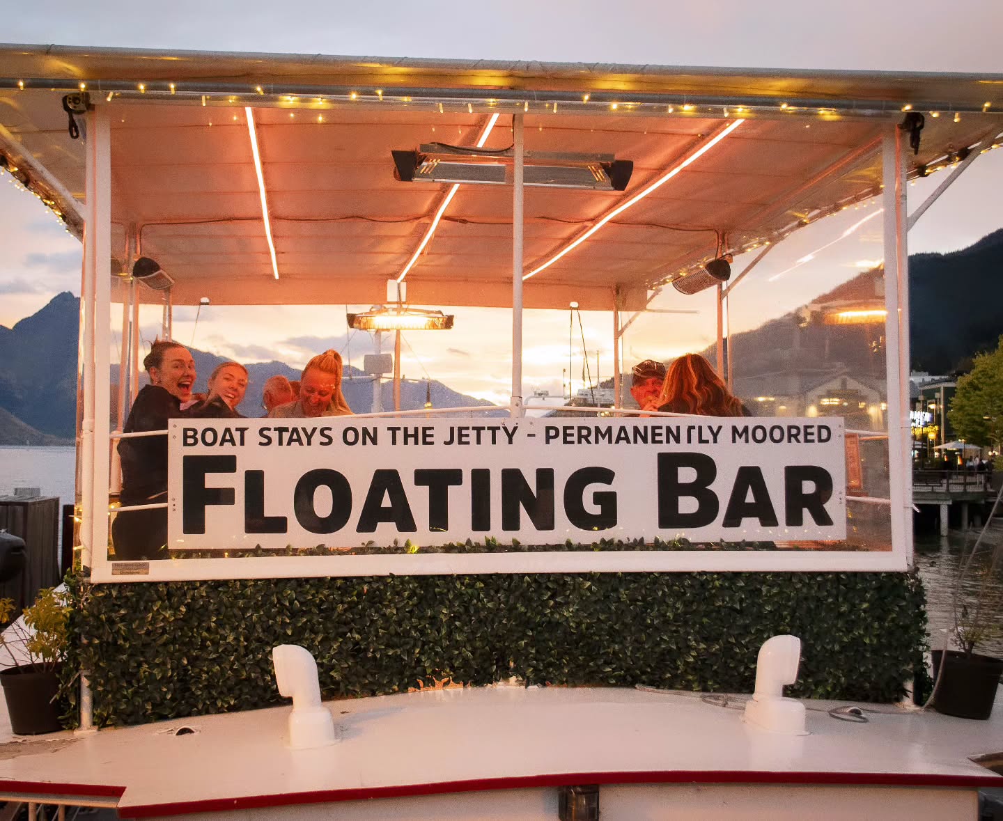 🎿⛰️ Off the mountain and onto the lake - this is how Queenstown does après!
Round up your mates, bring your favourite bites, and join us on the boat for good times and mulled wine magic. Come warm up with us! 🍷⛵️