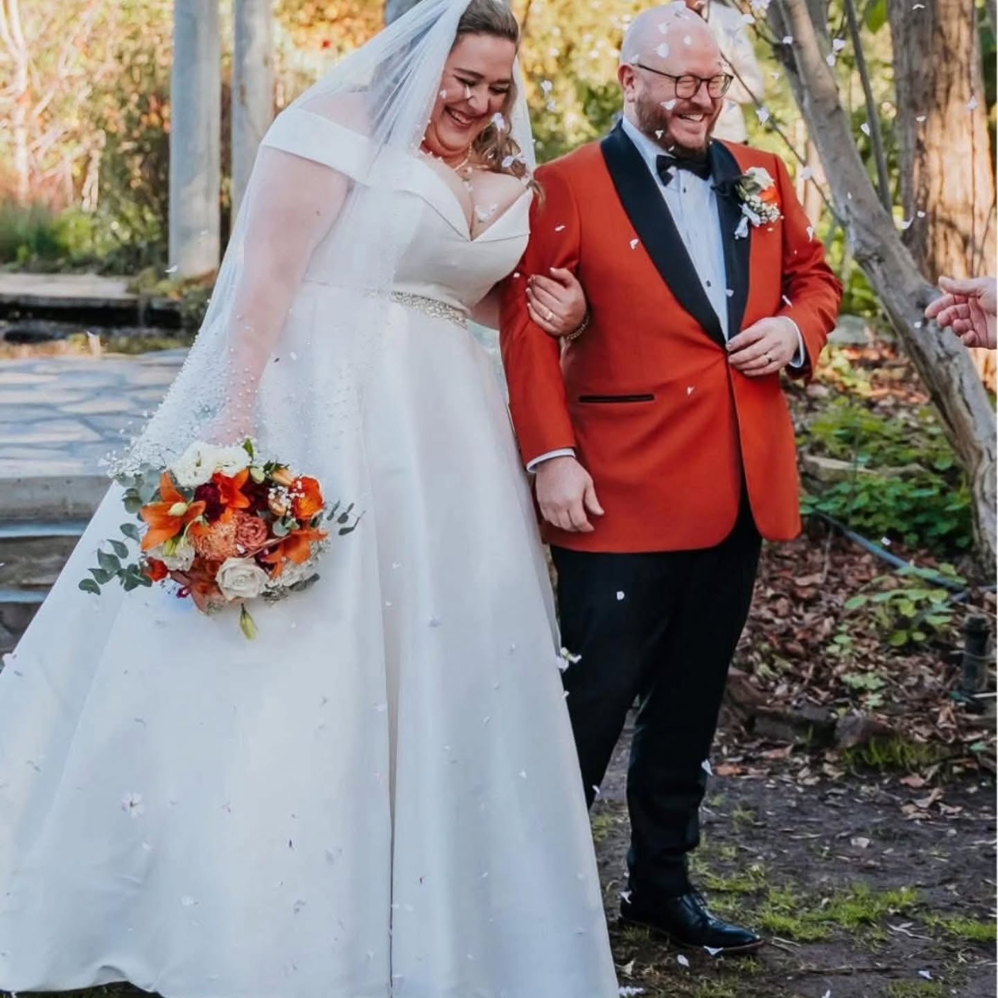 More pics ...
From chemistry class to wedding vows !
On Saturday, I had the absolute honour of marrying Kristel and John at the stunning @alru_farm
🎶 @amicus_strings filled the air
📸 @skypix_productions (Paras & James)
🌿 nature’s beauty at @alru_farm
@ceremonies_with_natalie
