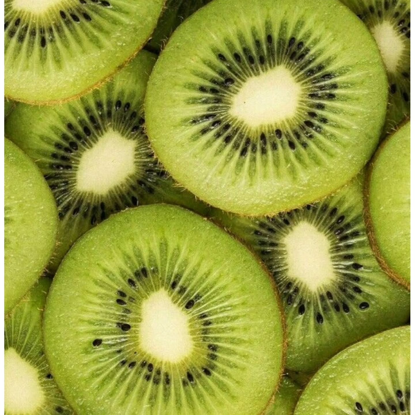 🥝✨ Le secret de notre Attribut N°1 ? Le kiwi frais.
Pas n'importe lequel : celui cultivé avec passion par Philippe et Myriam, juste ici, en France. 🇫🇷💚
Nous sommes les premiers en France à avoir osé marier le kiwi frais à un London Dry Gin. Résultat ?
👉 Une douceur naturelle,
👉 Une légère pointe acidulée,
👉 Et une fraîcheur fruitée qui s’accorde parfaitement avec la verveine et les agrumes.
Un gin unique, à la fois vif, aromatique et délicatement original. 🥂
À découvrir, à redécouvrir, à partager.
L'abus d'alcool est dangereux pour la santé. A consommer avec modération.
#AttributN1 #GinFrançais #KiwiFrais #DistillationCréative #LondonDryGin #FraîcheurNaturelle #CraftGin #fromfarmtoglass