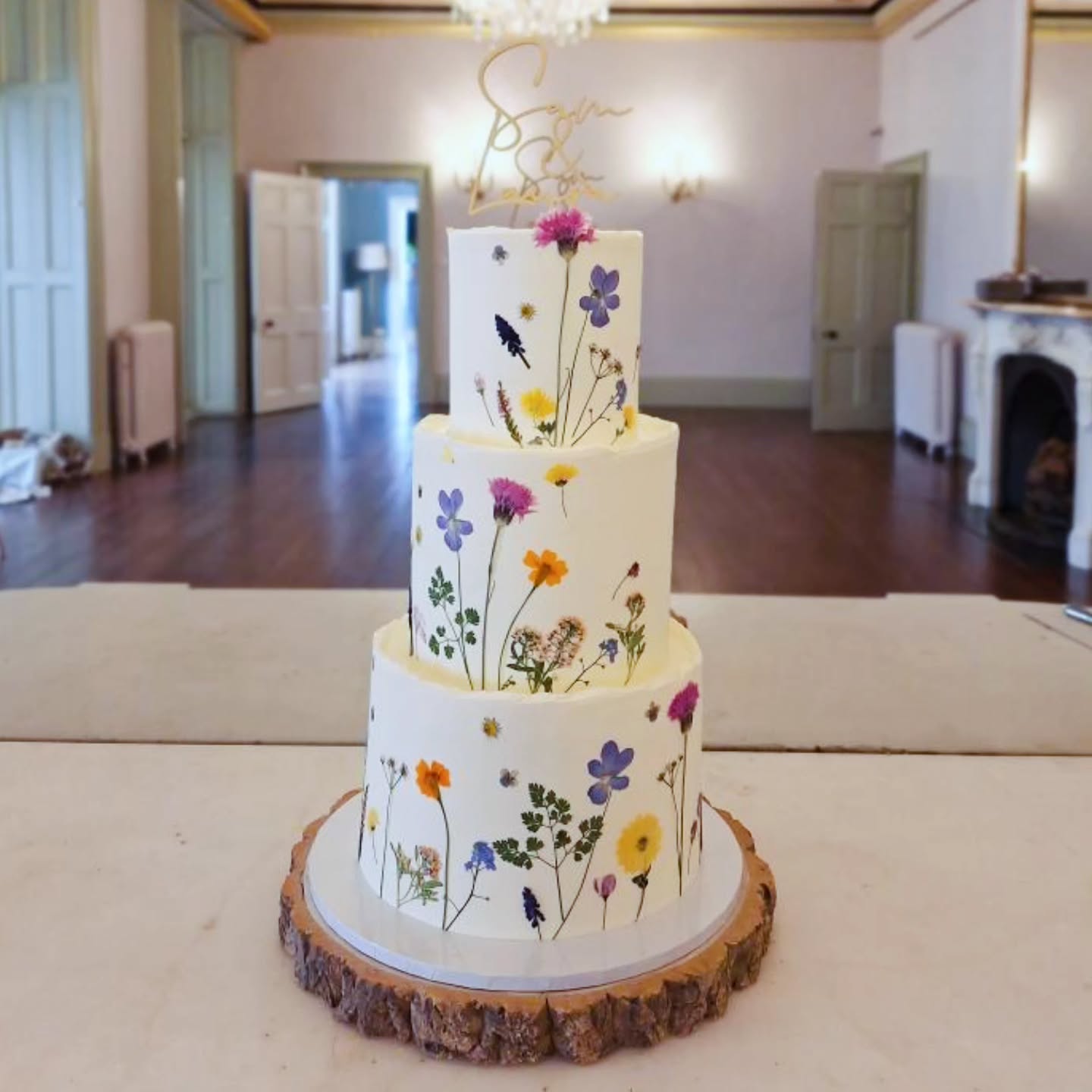 🌼An elegant summer statement🌸
This gorgeous 3 tier cake features a selection of our pressed flowers in vibrant claret pink, pale blue and orange. Elegantly simple yet bold with colour.
Thank you to the talented Katie @katieswildflowercakes for sharing this picture, it's a real beauty 💕
#summerwedding
#summerweddingcake
#pressededibleflowers
#floralcake
#edibleflowercake
#edibleflowers
#cakesofinstagram