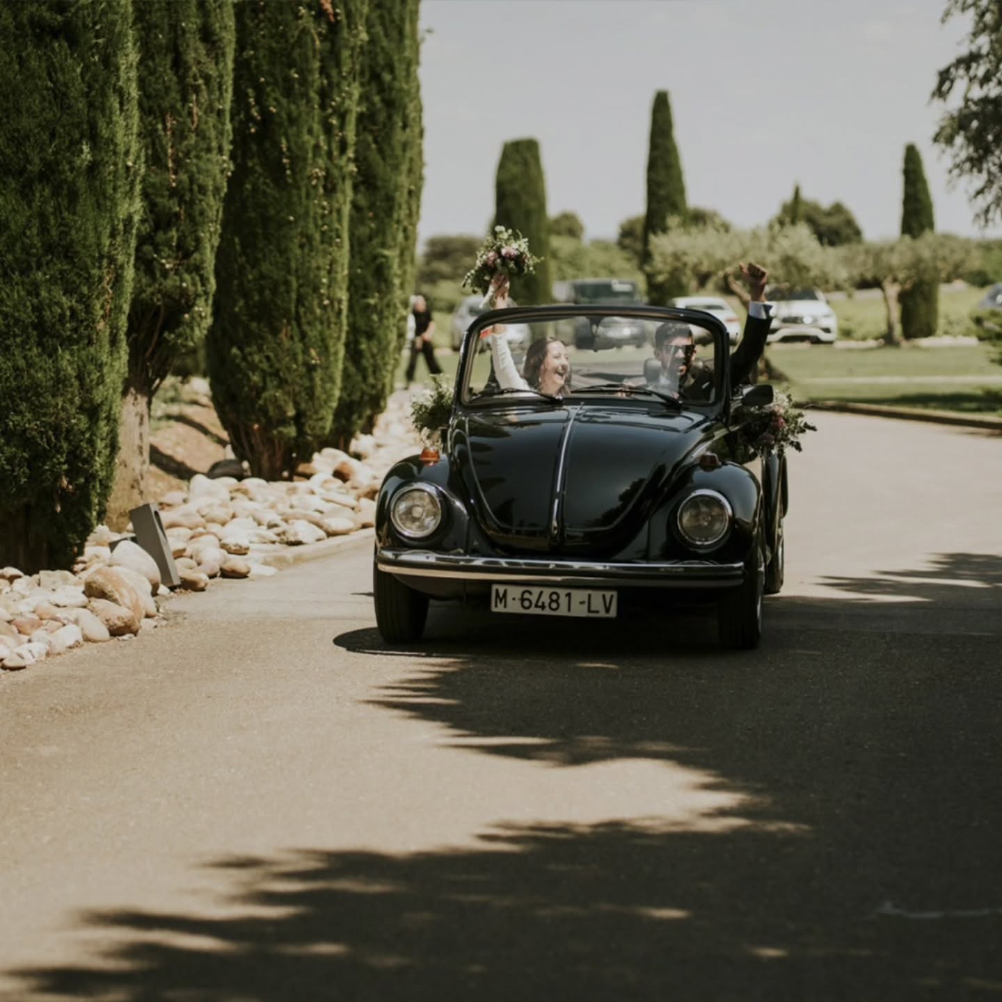 Hay parejas que llegan a ti y, sin saber cómo, se quedan.
Ellos son de esos.
De los que te regalan sonrisas sinceras, miradas llenas de amor y abrazos que se sienten como casa.
A veces la vida te cruza con personas que te recuerdan por qué haces lo que haces.
Y entonces todo cobra sentido.
Gracias por confiar, por compartir y por dejarme ser parte de un capítulo tan importante.
Qué suerte encontrarnos en este camino.
Foto. @lacuevaweddings