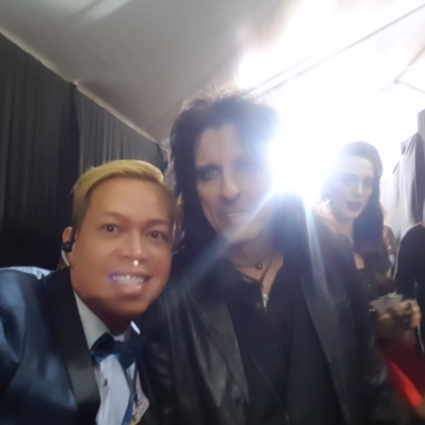When rock legends walk among us… 🤘🎩⚡
Had the unforgettable pleasure of running into the one and only Alice Cooper backstage — where tuxedos meet twisted eyeliner and the glam gets loud! 😎🔥 From stage fright to stage lights, this man has paved the way for theatrical rock like no other.
Moments like these are why I love what I do — where creativity, artistry, and a touch of madness collide. 🖤💄🎶
#BackstageMagic #AliceCooper #RockRoyalty #GrammyMoments #TuBloom #LivingLegends #MusicMeetsStyle #RockNRollForever #TuxAndLeather #CreativeCollisions #IconicEncounters #BehindTheScenes #FloristToTheStars #TuAtTheGrammys #ShockRock #GlamAndGrit #LegendaryVibes #ElectricEnergy #TuBloomExperience #MusicHistory #MetMyIdol