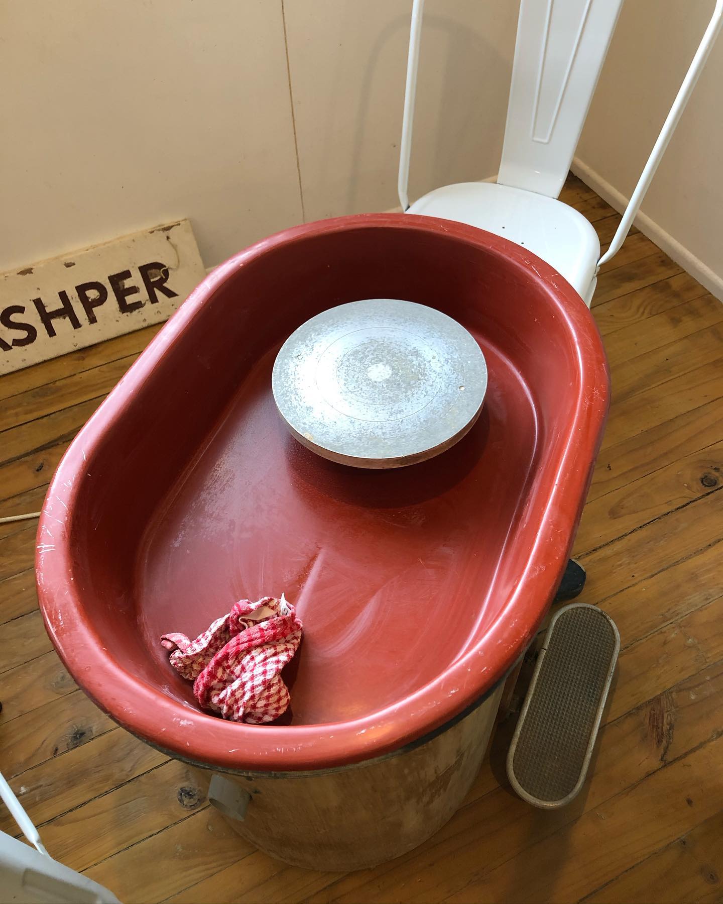 Before and after 🙃 Planning to host an intimate pottery workshop with local potter, Judy Wood, sometime in either June/July at the studio! Watch this space ❤️