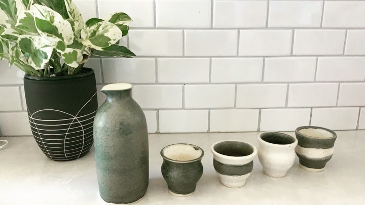 Made this lil sake set family for @mj_cummings and @schlumdogmillionaire and almost here bb schlemmm
😘✨💛🐣💛✨
#sake #sakeset #ceramics #pottery