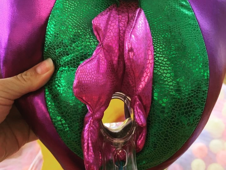 #aufbrechen heißt die Ausstellung @artikfreiburg des wieder neugegründeten Feministischen Archivs @fem_archiv_fr und der @femwerkstattfr und erzählt anhand Schätzen aus dem Archiv (original Flugblätter, Plakate, Filme, CD's, Fotos ...) von 50 Jahren neuer feministischer Bewegung in Freiburg. Kassandra Hammel und ich durften die Stationen Körper und Lust gestalten und wir haben in Broschüren von 1975 gelesen und darüber gesprochen, was sich alles verändert hat und was immer noch feminstischer Veränderung bedarf! Unsere Gespräche könnt ihr in der Ausstellung vor Ort als Podcast hören und euch dazu in die tollen Sitzmöbel von @hannahkindler_ reinkuscheln. Aber abgesehen davon, gibt es noch viel mehr zu entdecken und hören und lesen und zum anschauen dort! Unbedingt vorbeischauen - Freiburg hat eine spannende feministische Geschichte und mich hat es unendlich bereichert, die Errungenschaften damals mit den Forderungen heute zu verknüpfen. Passend zum Spirit unserer Stationen haben wir am Sa einen Vulvaerkundungsworkshop angeboten und "surprise surprise" - da hat sich zum Thema Scham, keine korrekten Benennungen der Körperteile sowie unzählige Mythen rund um die Vulvasphäre noch nicht so viel verändert seit den Selbstuntersuchungen in den 70ern. Da dürfen wir uns weiter-engagieren! 💪Danke @fem_archiv_fr @femwerkstattfr dass ich bei dieser tollen Ausstellung einen mini-Beitrag leisten durfte und ich dass ich dank dem Archiv so viel neues lernen durfte 💜 und so viel support von euch für meine Arbeit erfahre #dasjungfernhäutchengibtesnicht 💜 sowie großer Drücker an die tollste Kassandra Hammel - es hat soviel Spaß gemacht💋💋💋 p.s.: auf den pics ist Vulva Viola @glitterclit_ zu sehen mit einem Plastikspekulum sowie ein 50 Jahre altes Modell @fmgz um zu erklären, wie ein Diaphragma richtig eingesetzt wird und sitzt. Gibt es alles zum Anfassen @artik bis zum 15.10.! #feminismus #feministischegeschichte #archiv #feministischewissensinfrastruktur #wissenistmacht #woraufbauenwirauf #freiburg