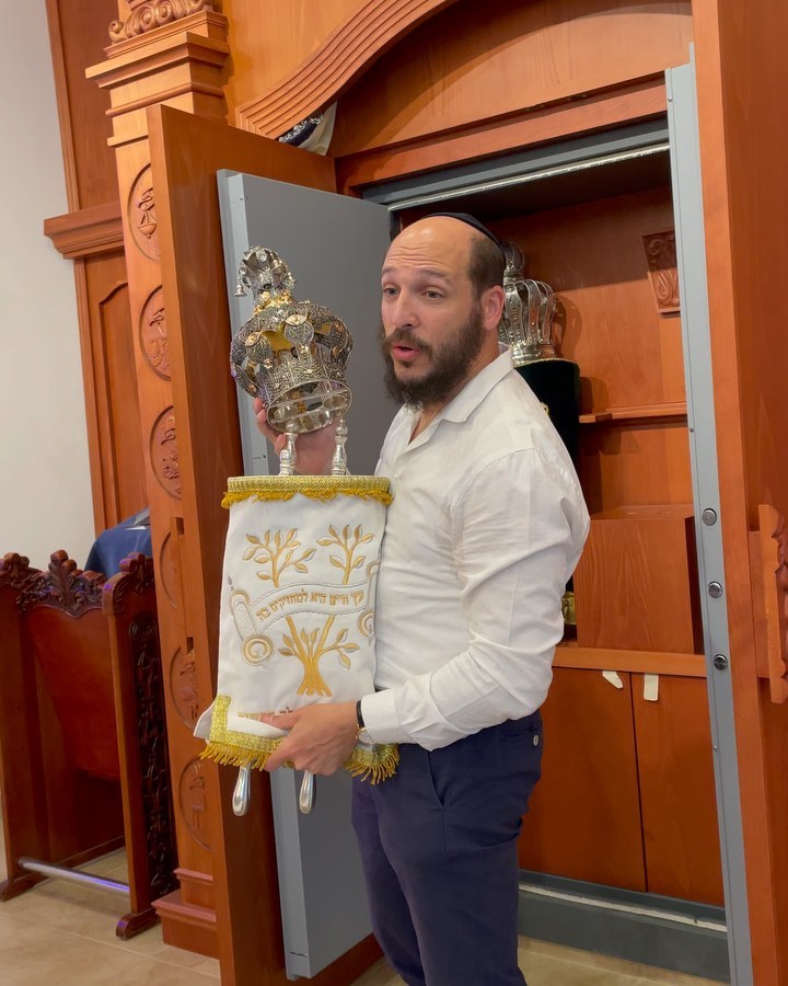 Cette semaine, nous avons accueilli de nouveaux élèves d’une ASBL au sein de la synagogue! Ces enfants curieux et pleins de bonnes questions n’ont cessé d’essayer de comprendre ce qu’est l’essence du judaïsme ! Dès l’âge de 9 ans, ils comprennent et veulent apprendre davantage sur ce genre de sujet 🤩
Merci au @cejiorg pour les activités interactives et participatives utilisées pendant nos animations !
#education #judaism #brussels