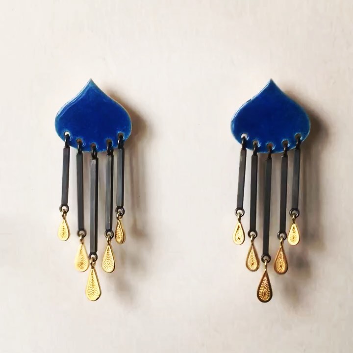 Boucles d’oreilles CANCAN
Pièce unique
Argent 925 éco oxydé et doré, émail grand feu bleu-roi
Inspirées des années folles et du mouvement art deco : Les boucles dansent le French cancan !
Réalisées pour l’exposition : Création jurassienne de bijoux au @museejurassiendelemont et @fondationfarb
#artsdecoratifs #frenchcancan #anneesfolles #bijoudartiste #piecesuniques #metiersdart #noeebijoux #jura #email #annees20