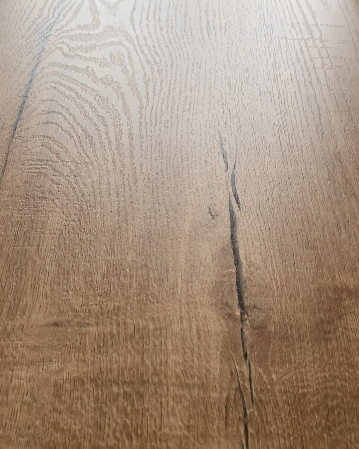 Wir verlegen wieder mal unseren Bestseller Laminat von Wunderwerk im XXL-Format. Dieser hat die stolze Nutzungsklasse 32, den Blauen Engel, ist für Fußbodenheizung geeignet und wasserressistent, dank Quellstopp HDF Trägerplatte und begeistert mit seiner authentischen Holzoptik und Haptik. Herausragende Leistung für einen Laminatboden, dazu noch ein Top Preis-Leistungs-Verhältnis!
Als unterliegende Dämmung wird von uns eine 2mm starke Schwermatte (1,7kg/qm) verwendet, die exzellenten Schallschutz bietet und durch die robuste Materie sind die Click-Verbindungen vom Laminat extra stabilisiert.
Senden Sie uns eine Anfrage für weitere Informationen oder eine ausführliche Beratung. Wir freuen uns!
#laminat #wunderwerk #bodenbeläge #premium #premiumquality #flooring
unbezahlte Werbung