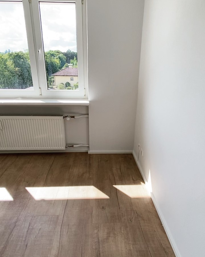 Sauber renovierte Wohnung und Sonnenschein durchs Fenster ☀️ was will man mehr? #renovierung #boden #decke #wand #türen #clean #work