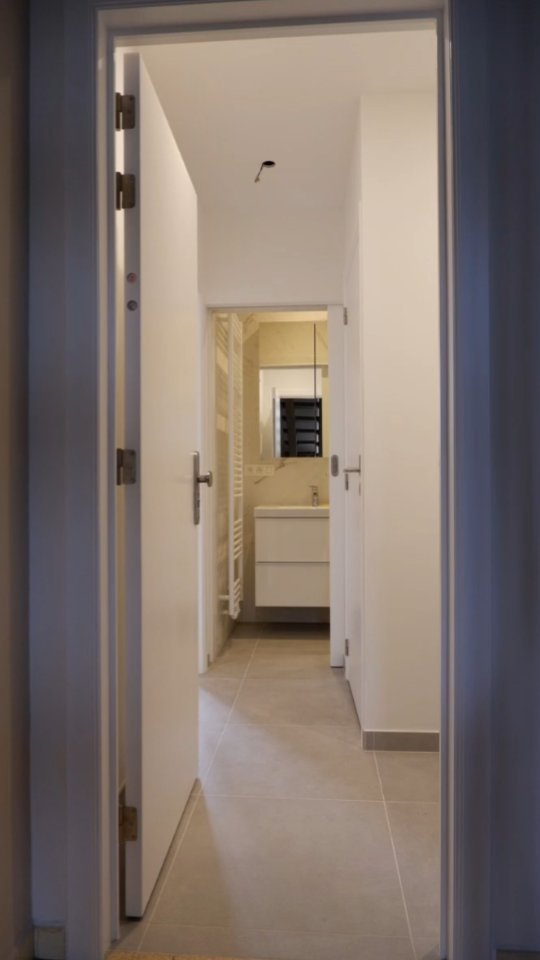 Rénovation complète d'un appartement bruxellois 🤩
L'appartement a gagné en luminosité, confort, modernité et ergonomie. 🥰
👷🏽♂️Les travaux :
Nouvelle salle de douche,
Création d'un WC à part,
Nouvelle cuisine
Nouveaux sols : parquet en bois clair et carrelage gris
➡️ Objectif : le louer ✅
___
#architecteinterieur #renovation #travauxrenovation #cuisine #salledebain #amenagementinterieur #travauxmaison #decorationinterieur #meublecuisine #conceptioncuisine #architecture