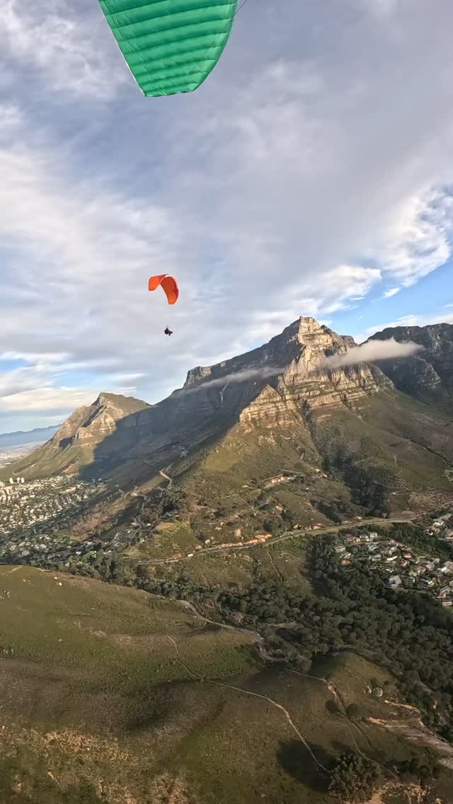 Lions head paraglide magic
#paragliding #southafrica #capetown #paraglide #paraglidecapetown #lionshead #tablemountain #campsbay #clifton #skysafari #skyparagliders #skymetis4