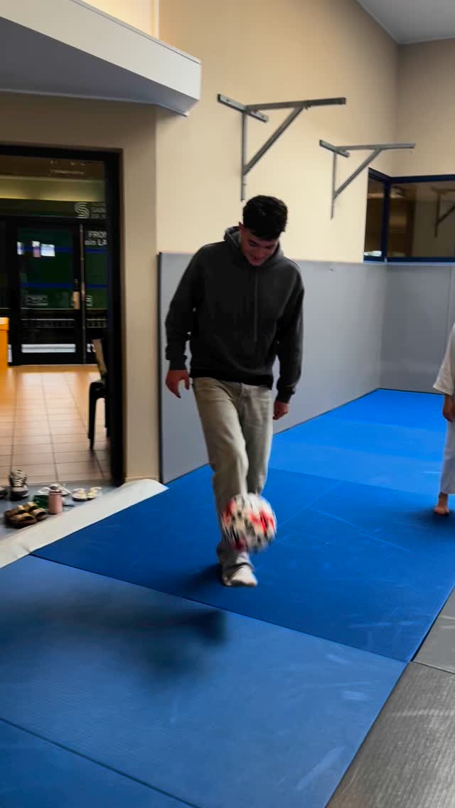 Super démo devant nos champions de @Cyriaque notre jeunes joueur Girondins🥰 hier au stage de judo multi-activités 😎 un grand merci 🙏
#stagemultisports #stagejudo #stagejudolandes
#judodebutant
#artmartiauxlandes
#century21bayonnenivadour
#judoorx
#judoclubcotebascolandais