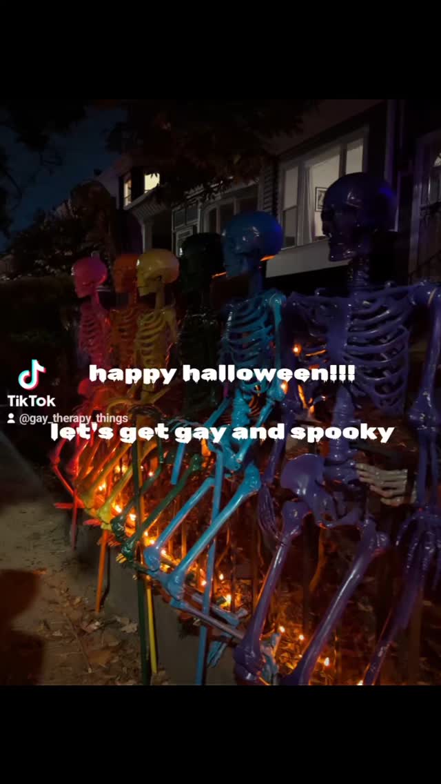 happy halloween, friends! i found some gay skeletons ðĶī
have fun, be merry, and play it safe on halloween (iykyk)
#therapistsofinstagram #halloween #queer
