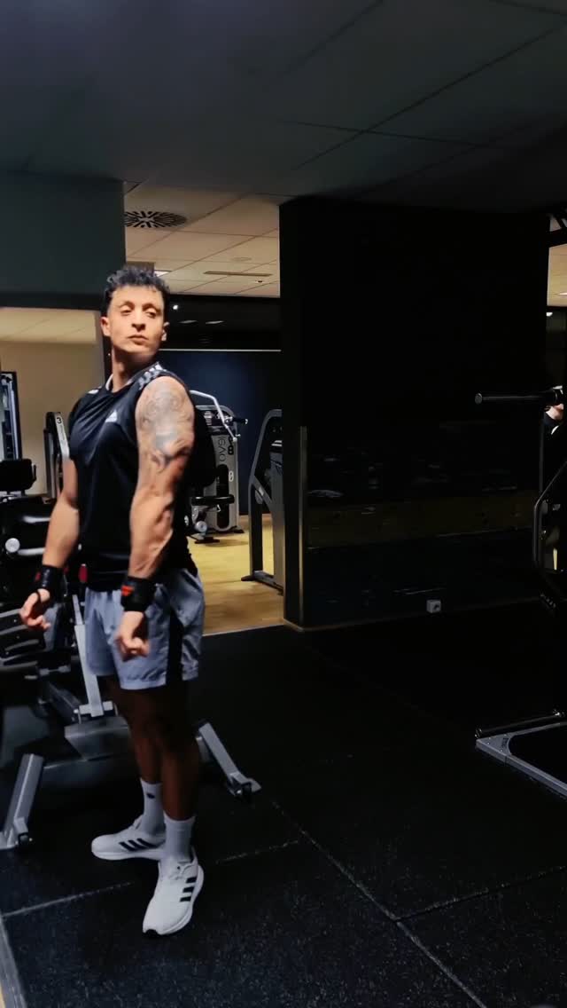 Triceps Workout mit nur 3 Übungen!
#tricepsworkout #dips #overheadpress #pushdowns #triceps #gym #combinetowin #kabelturm #tricepsdrücken