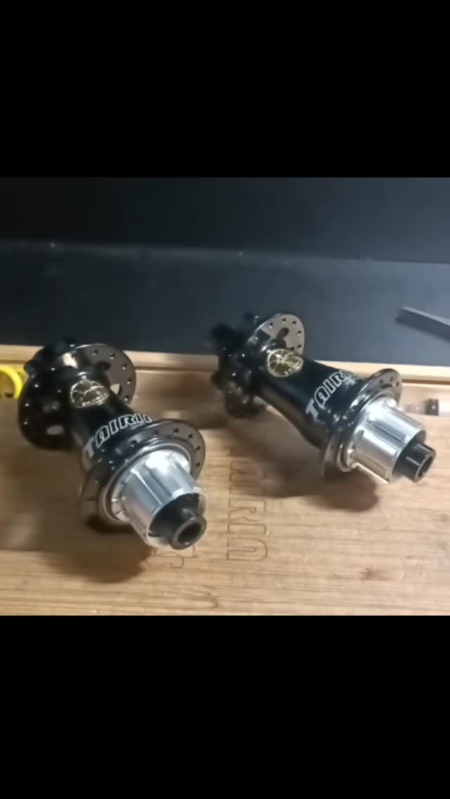 The S1 #silenthub features the Floating Engagement Index that gives 15deg of freehub slack every time before engagement. This means you have 15deg crank rotation when you are at 1:1 gearing ratio, but, however depending on your gearing, you could have more or less slack, therefore shifting up gears strategically could give you the most amount of slack for your long travel setup. The #silent Shogun hub is set at 5.5deg of FEI (that's right, we have two silent hubs!) and one can tune the amount of slack depending on the gearing they choose as well.
.
.
.
#patented #globally 💯 🚲🚲🚲 #canadian #silenthub #bigbearings #quality #assembledhere #handbuiltwheels #wheelsets #engineered #proprietarydesign #performance #wheels #boost #premiumalloy #tubeless #tubelesswheels #tairinwheels #enduro #mtb #enduromtb #yvr #604 #hub #wheelbuilding #bike #bikelife #vancouverbc