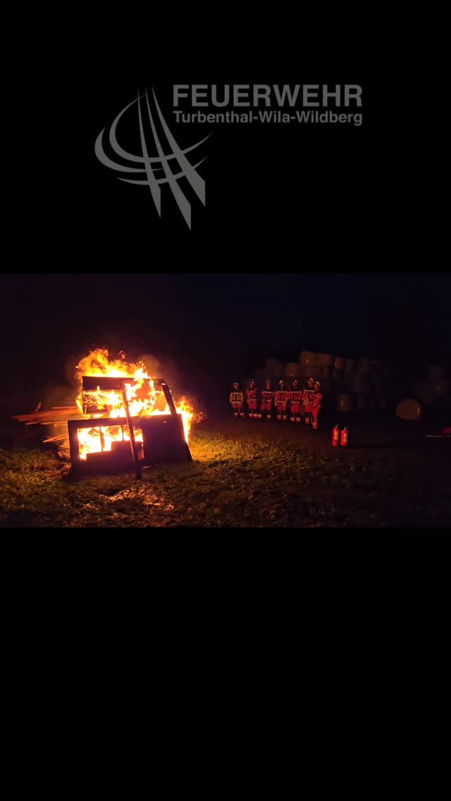 Zugsübungen zum Thema Kleinlöschgeräte.
Schon mal einen Feuerlöscher 🧯 benutzt?
Ist in deiner Küche eine Löschdecke vorhanden?
Auch die Feuerwehr wendet kleine und effektive Löschmittel an. Feuerlöscher, Eimerspritze und Löschdecke.
.
.
#weihnachten #christbaumbrand #weihnachtsbaum
#turbenthal #tösstal #wila #feuerwehr #wildberg #winterthur #brand #übung #hobby #blaulicht #118 #firefigther #swissfirefighter #feuerlöscher #löschdecke #instruktion #feuer #ausbildung #weiterbildung #zugsübung