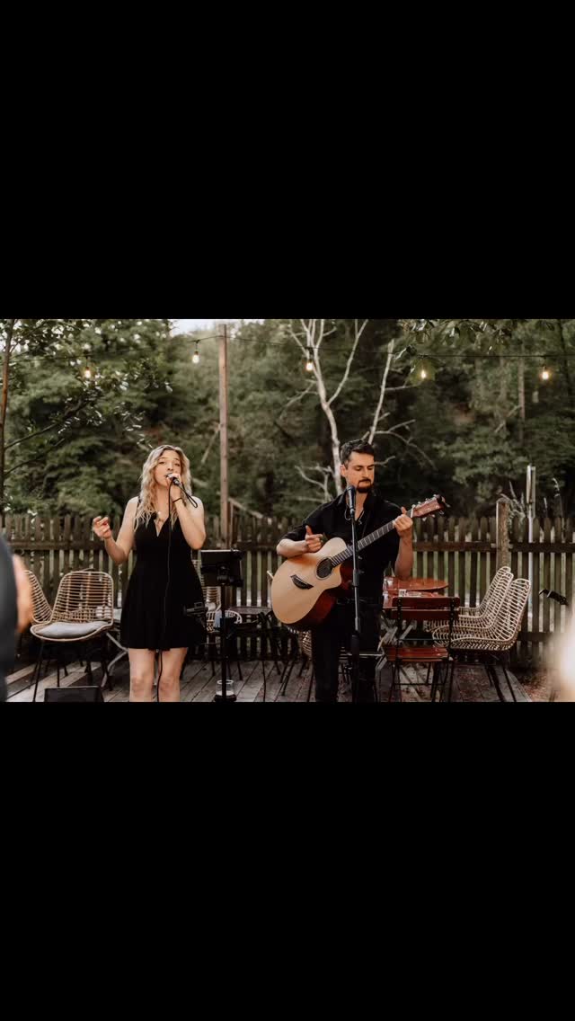 Ein paar Einblicke in eine Hochzeit, auf engstem Raum und ganz kompakt. An Stimmung hat‘s trotzdem nicht gefehlt. 😁 Danke an @angelika.n.photography für die schönen Fotos!
.
.
.
#wedding #pictures #band #weddingband #duo #music #covermusic #fun #party #feier #hochzeit #hochzeitsband