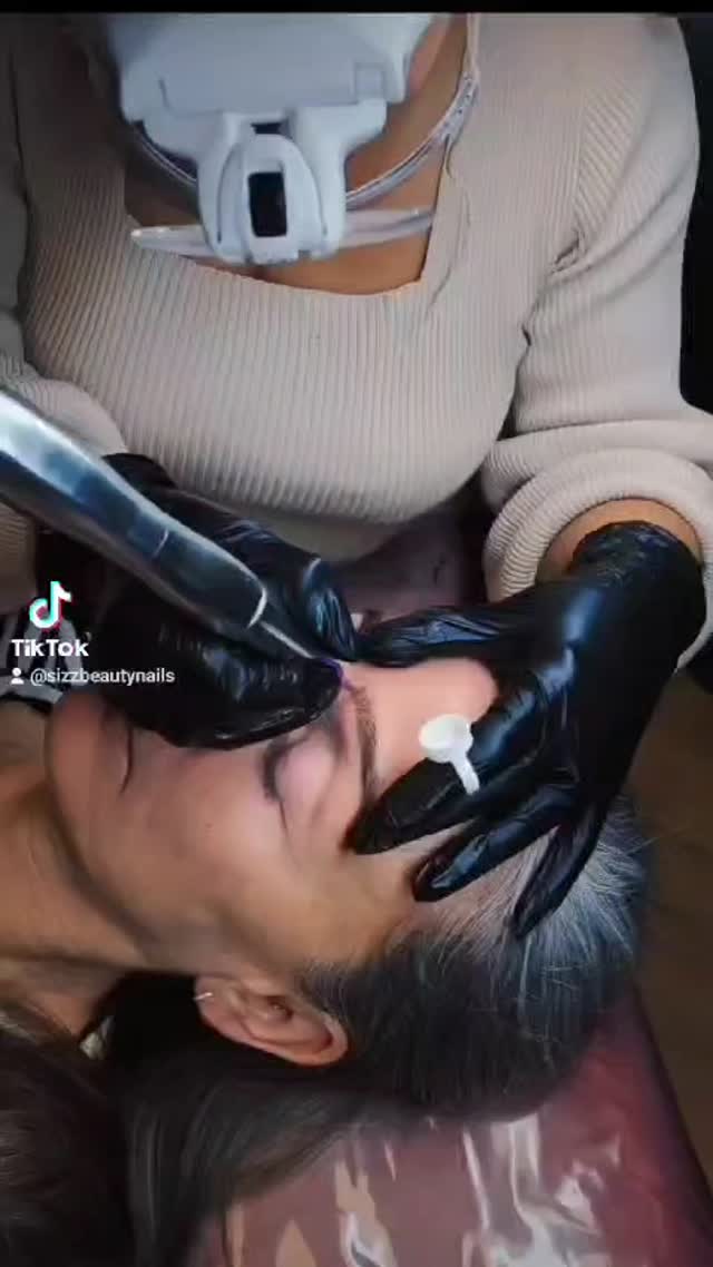 Loop je al enige tijd met een permanente make-up wat je niet mooi vindt dan is Phiremoval de beste techniek om je oude Pmu of tattoo te verwijderen. Doormiddel van een natuurlijke vloeistof wordt uw oude pigmentatie stapsgewijs verwijderd. We kennen allemaal wel iemand in onze omgeving die van zijn of haar oude permanente make-up of tattoo af wilt voor meer informatie neem gerust contact op
#phiremovalmaster #browstylistmali #allaroundpmuartist #Philaser #tattooverwijderen #Phiremoval #phinederland #phiacademy