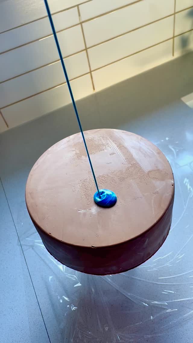 I love that I get to create unique Entremet designs for you each time! To order your one-of-a-kind Entremet, you can do so on www.prettylittlelayerstoronto.ca (link in bio)