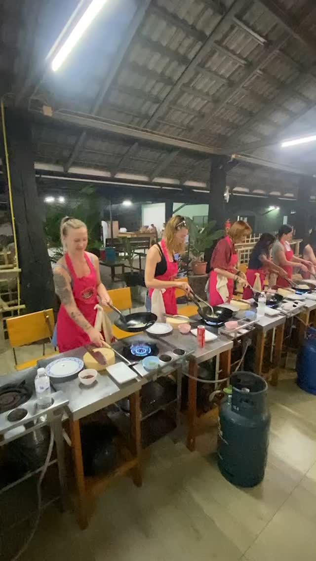 Mastering the wok at cooking school 🔥🍜 Perfecting the art of Pad Thai with authentic flavors, fresh ingredients, and some serious wok action!
#thai #Chiangmai #lerning #cooking #thaicookingcourse #activities #workshop #thaicusine #WokSkills #PadThaiPerfection #CookingSchoolAdventures #TasteOfThailand”
