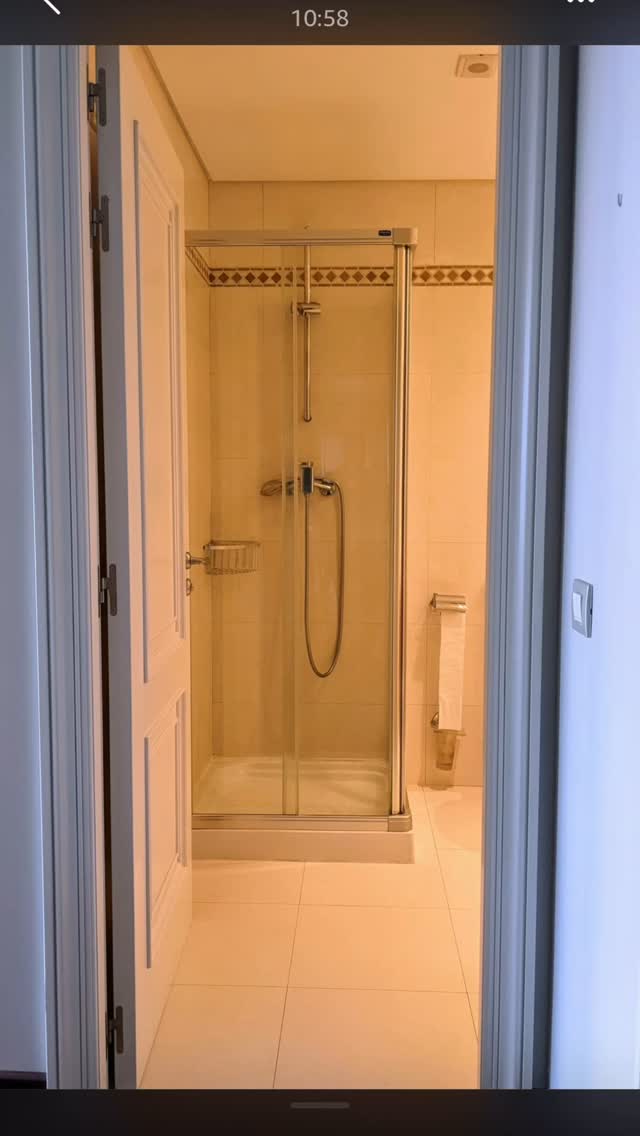 Un #antesydespués de este #bañoensuite donde se hizo una redistribución, cambiando el lugar de la ducha por el lavabo tocador.
Así se consigue una ducha más grande, mueble bajo lavabo cerrado y baldas a medida abiertas para más almacenaje y decoración.
El tono beige se ha actualizado con azulejos en blanco y casi negro en el suelo, un contraste con la calidez de la madera del mueble y las baldas para #almacenaje a medida.
Renovando iluminación con apliques, espejo y #deco tenemos un #baño totalmente nuevo!
Escribe tus comentarios
#livinglavidadeco
#interiorismo
#decoracion
#organizacion
#baño
#baños