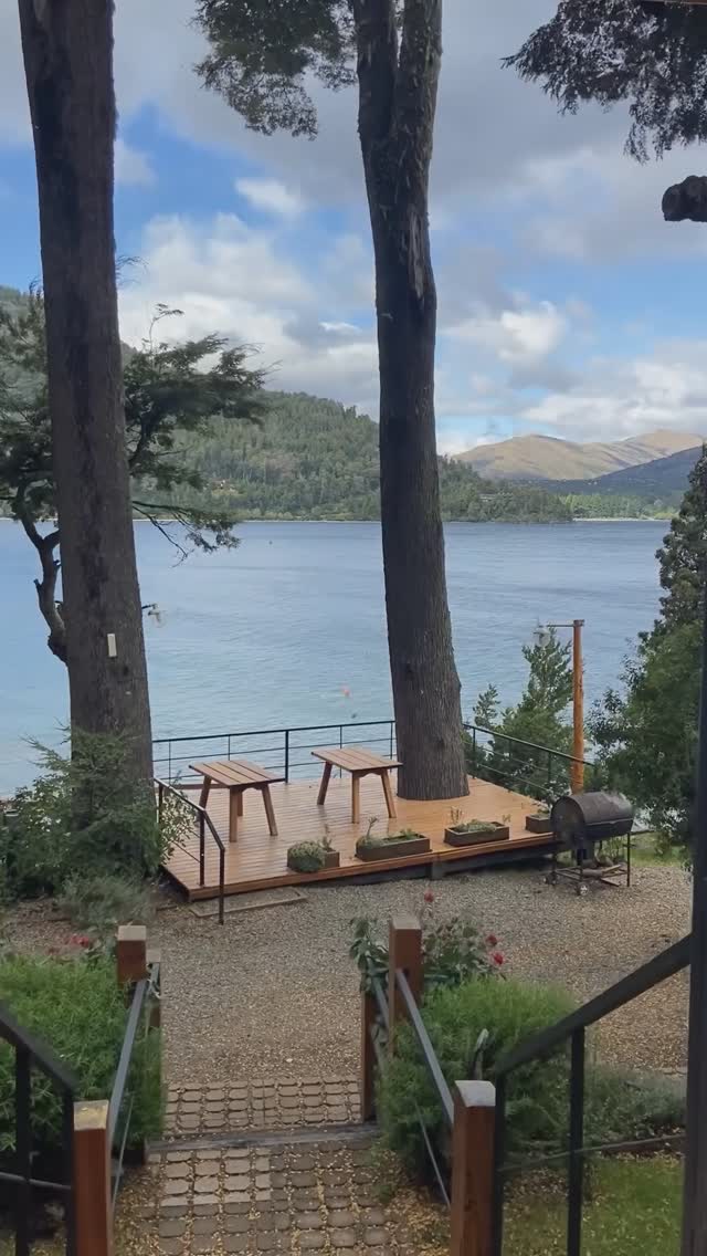 Refugio del Lago ~ Bariloche 🌲🌊
A orillas del Lago Gutiérrez y rodeado de bosque nativo, nuestro Apart Hotel es el lugar perfecto para relajarte y descansar. ¡Estar en el Parque Nacional Nahuel Huapi te conecta con la naturaleza! 🌳
Disfrutá de cómodos departamentos para 3, 5 o 6 personas, con cocina propia, deck con vista al lago y todo lo necesario para tu comodidad. 🏡
Servicios: kayak,, parrillas, gimnasio, acceso directo al lago, housekeeping, wifi gratis, estacionamiento y calefacción centralizada. 🍖🏋♀🚣♀🛜🅿️
A solo 15 minutos del centro y 30 del aeropuerto. ✈️
¿Nos contactás? 📲 Link en la bio.
