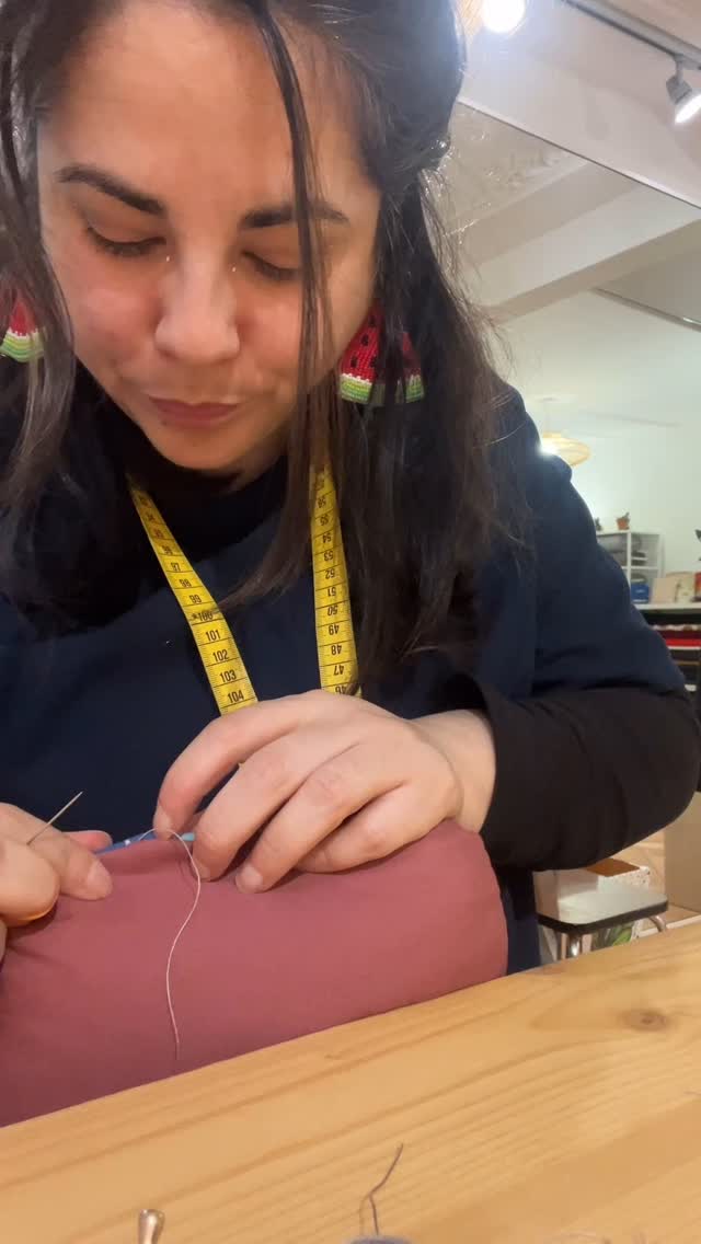 Selbstgenähte Bügeleier für perfekte runde Stellen! ✨ Diese praktischen Helfer sind alle handgemacht und sind alles Einzelstücke. Sie dienen dazu, das Bügeln einfacher und effizienter zu gestalten und sind perfekt für jede Rundung.
Ab heute sind die Bügeleier im Atelier und auch im Online-Shop zu kaufen. Die letzten Stiche werden immer von Hand genäht und mit den letzten Stichen mit viel Liebe und guten Wünschen verknüpft.
In der nächsten Zeit werden viele neue Accessoires wieder in den Shop kommen. 🤗🙋🏻♀️ Ich freue mich darauf. Liebe Grüsse aus dem Atelier - eurem Stoffladen im Dörfli 🌻🫶🏼 Predigergasse 19, 8001 Zürich | Di-Fr: 12.00 - 18.30 Uhr, Sa: 10.00 - 16.30 Uhr ⛄️🙌🏼🙋🏻♀️
#mia #miasatelier #zürich #dörfli #kreiseins #Bügeleier #Selbstgenäht #Nähliebe #DIY #HandmadeWithLove #Crafts #Sewing #SewingProjects #InstaDIY #CreativeCommunity #SewingAddict #Crafty #InstaCrafts #SewingLife #sewinginspiration #Bügeleier #Selbstgenäht #Nähliebe #Handmade #Bügeln #Nähcommunity #Kreativsein #Nähinspiration #RundeStellen #Nähzubehör #Stoffliebe #Nähblog