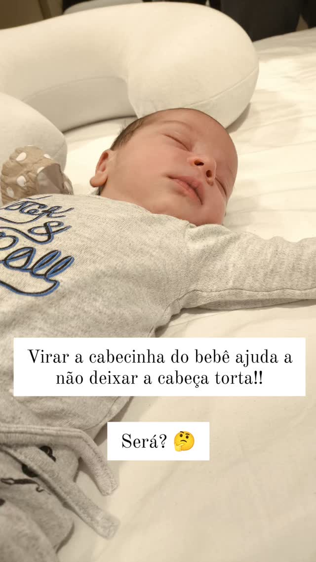 "Se o bebê ficar com a cabecinha sempre na mesma posição, ele pode ficar com a cabecinha torta, então, para prevenir, devo colocar a cabecinha dele cada hora para um lado..."
Hum.. será? 🤔
Mito pessoal!!! Isso não funciona... Se a cabecinha do bebê está torta, não foi culpa da família que não virou a cabeça do nenê.
Rodar a cervical para direita e esquerda é um movimento natural do bebê... Mesmo com poucos dias, ele consegue fazer isso SOZINHO. Se não faz é porque algo está impedindo... Alguma alteração no seu corpinho... Normalmente contraturas e tensões musculares na região... E não vai adiantar fazermos por ele... Pelo contrário, pode machucar e piorar o quadro.
Esse bebê precisa de tratamento e com profissional especializado.
#fisioterapianeuropediatrica #fisioterapia #desenvolvimentoinfantil #fisioterapiapediatrica #assimetriacraniana #torcicolocongenito