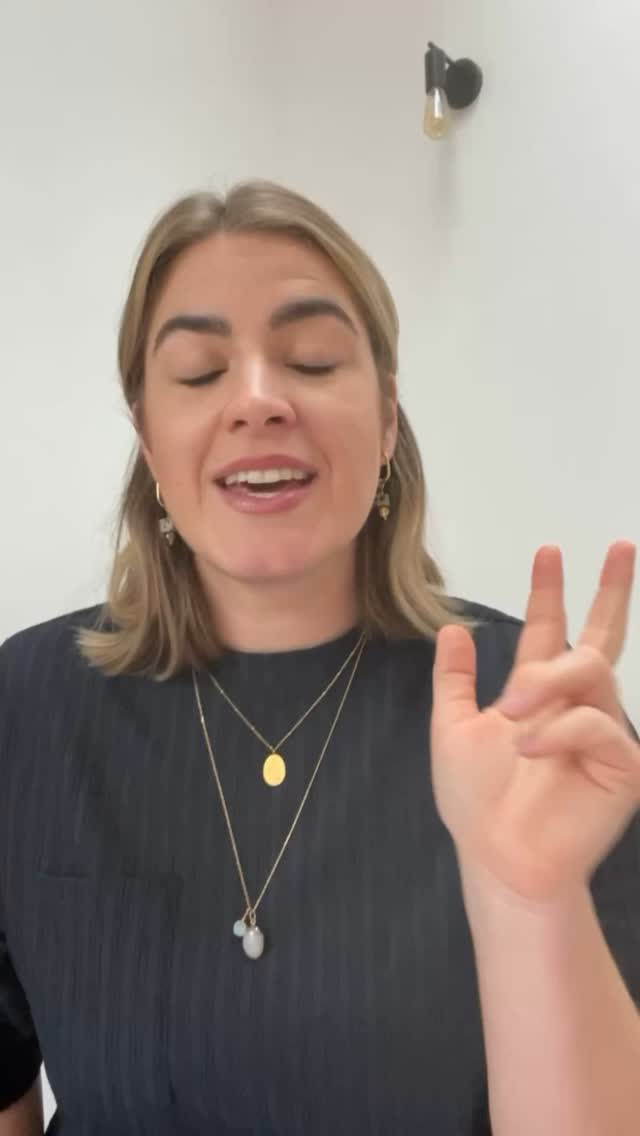 3 Tipps, wie du lernst, Aufgaben loszulassen! 🚀
Die Vorstellung, Arbeit abzugeben, klingt oft leichter als getan – besonders im eigenen Business. Doch mit diesen Schritten fällt’s dir bald viel leichter:
1️⃣ Starte klein: Übertrag eine Aufgabe, die dich stresst.
2️⃣ Klarheit schaffen: Ein gutes Briefing ist alles!
3️⃣ Kontrolliert loslassen: Gib Feedback und lass dir Fortschritte berichten.
So gewinnst du Vertrauen und kannst dein Business weiterentwickeln, ohne alles selbst zu machen!
Du willst mehr über das Thema Outsourcing erfahren? Folge mir 😉
#selbstständig #selbstständigkeit #aufgabenmanagement #unternehmerin #teamaufbau #vertrauenschaffen #loslassenlernen
