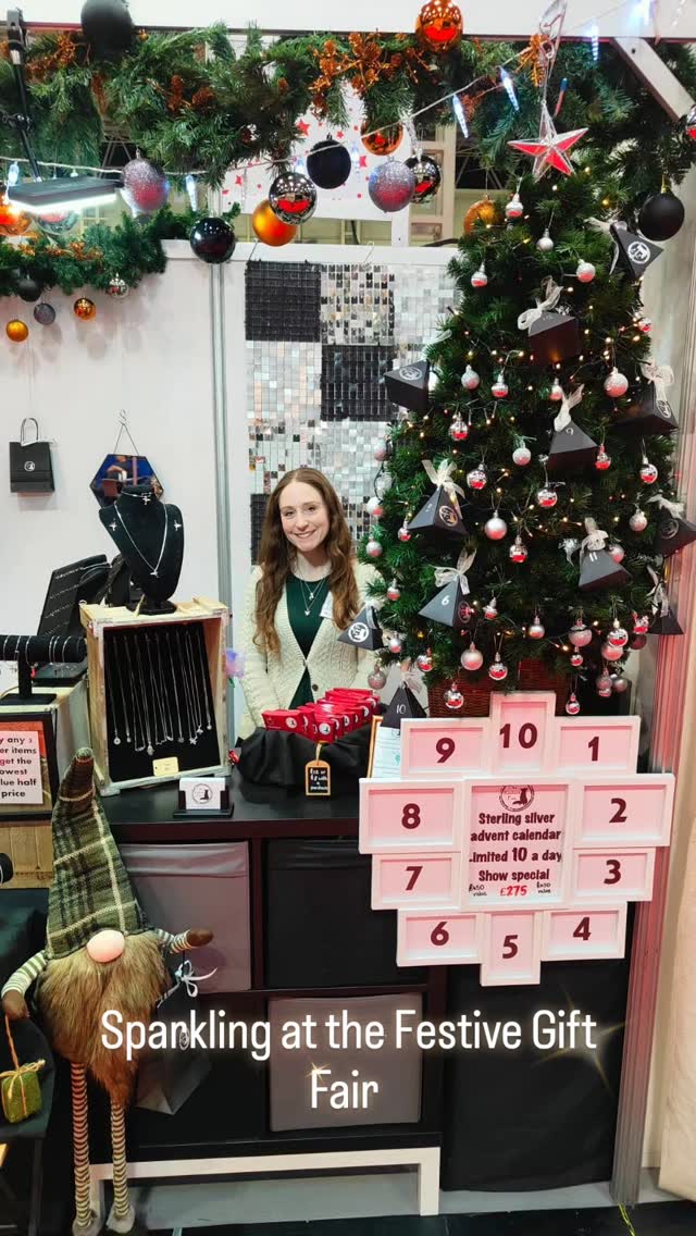 Sparkling at the @festivegiftfair
#theradiantfox #12daysofchristmas #sterliversilveradventcalendar #sterlingsilverjewellery #madetomeasure #supportsmallbusiness #supportlocalbusiness